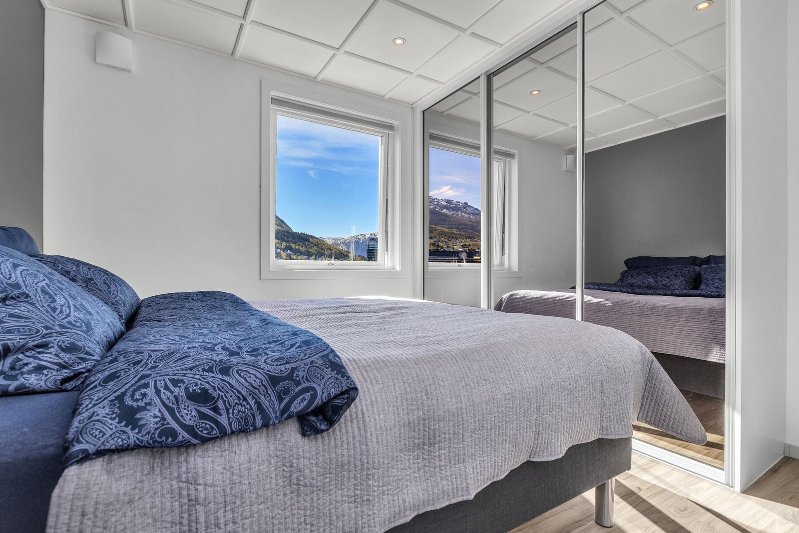 Skyvedørsgarderobe med speilfronter gir rikelig med oppbevaringsplass. Galleribilde