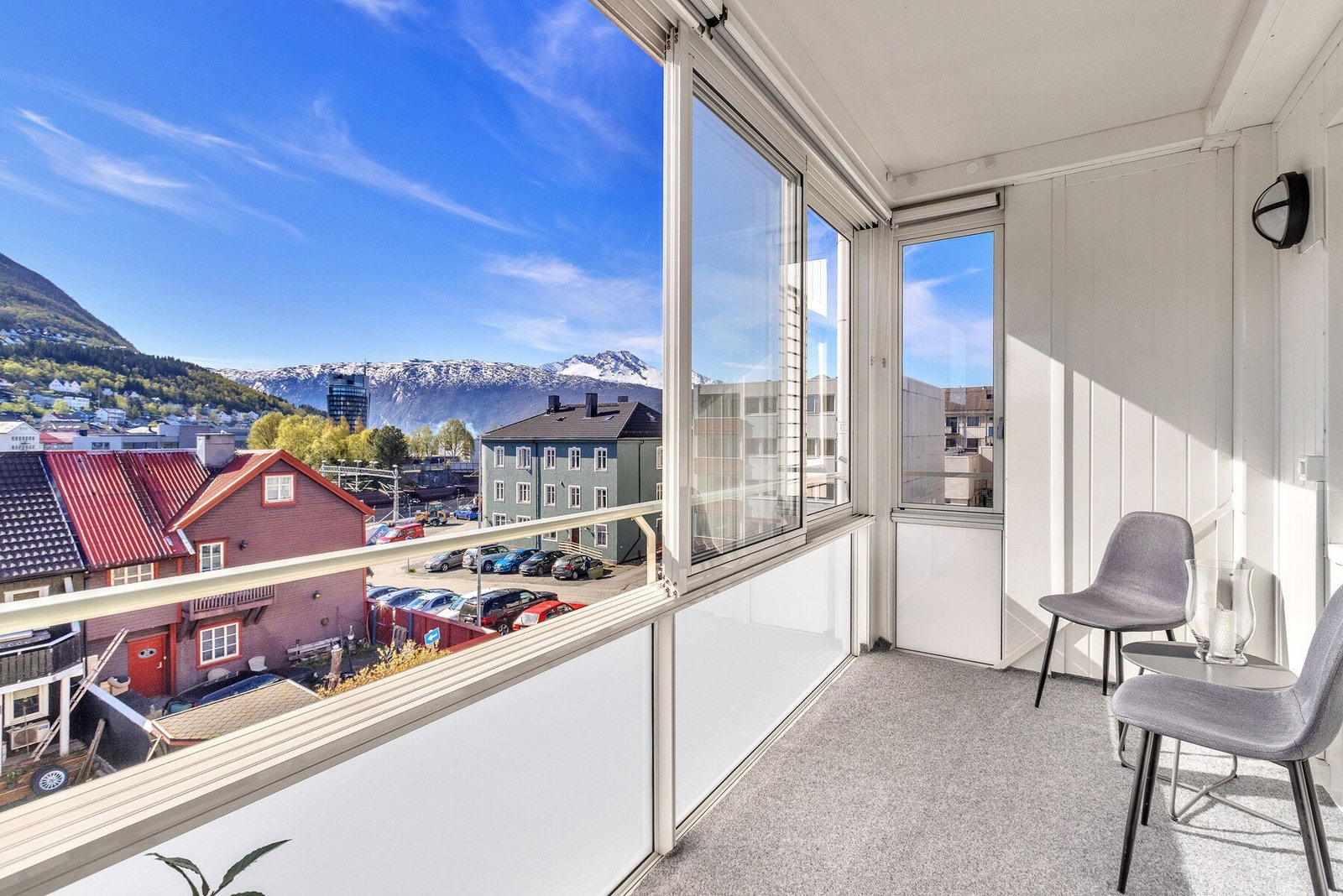 Fra stuen er det utgang til en innglasset balkong fra 2018, som utvider oppholdsrommet store deler av året. Galleribilde