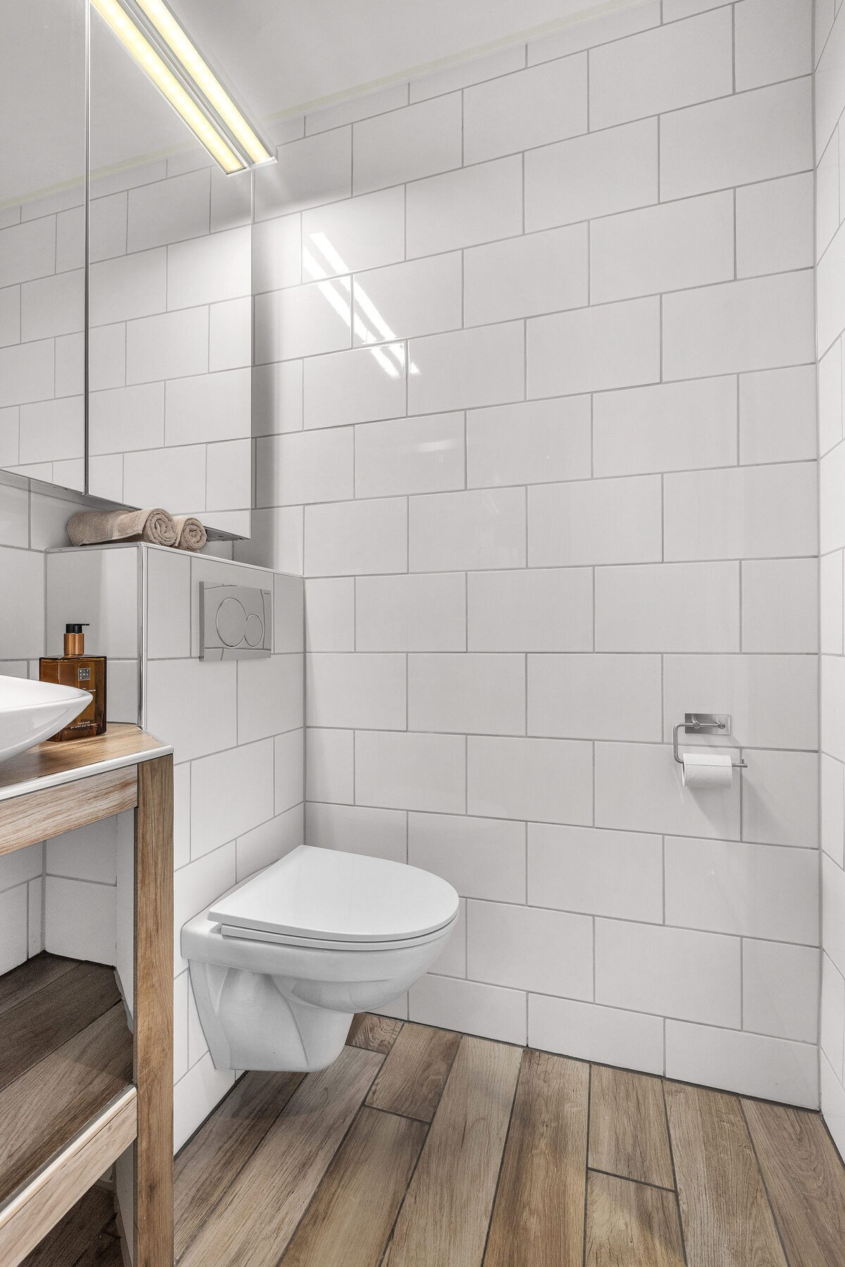 Rommet er innredet med veggmontert toalett og har opplegg for vaskemaskin. Galleribilde