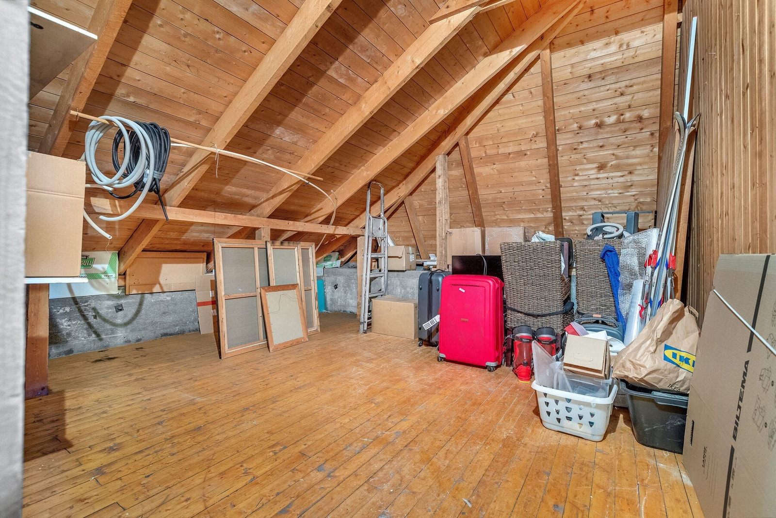 Leiligheten disponerer tre boder, inkludert en romslig bod på loftet på ca. 10 m². Galleribilde
