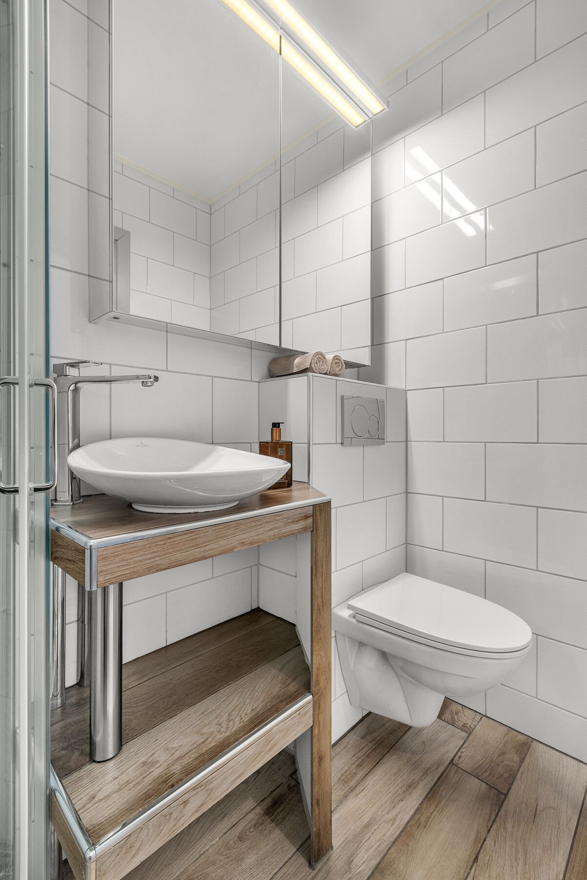 Plassbygget innredning med servant og speilskap på vegg. Galleribilde