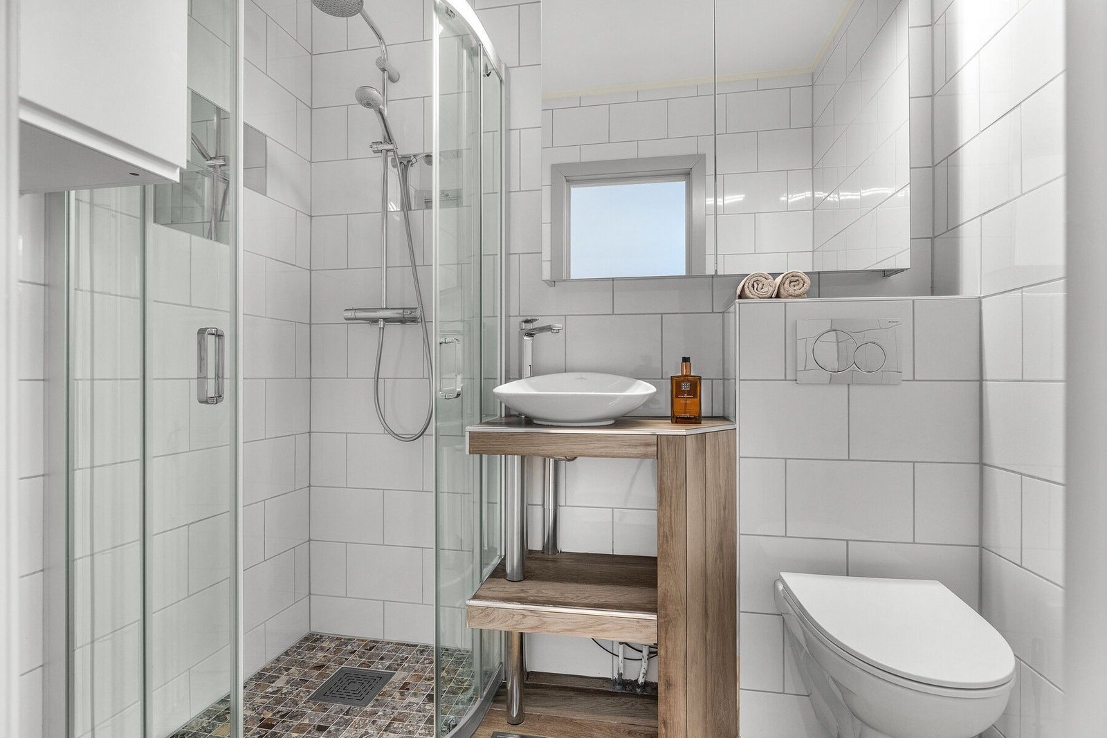Badet ble oppgradert i 2015 og har flislagte overflater og elektriske varmekabler i gulvet. Galleribilde