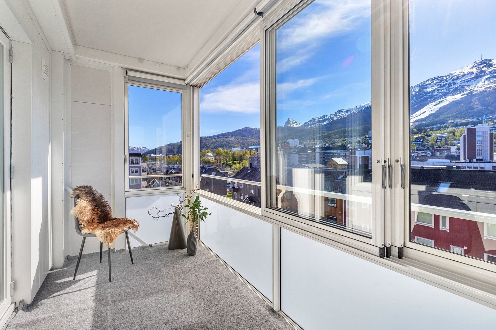 Balkongen er bygget i en stålkonstruksjon med skyvefelter i glass. Galleribilde