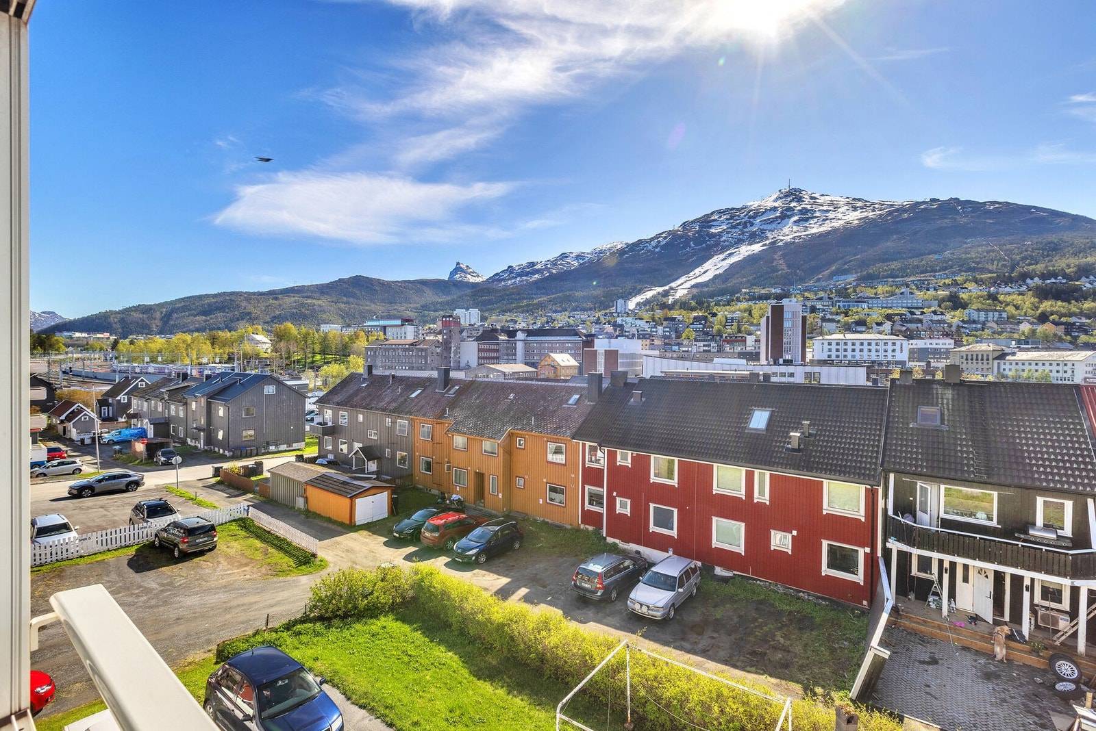 Fra balkongen er det utsikt over nærområdet og mot Fagernesfjellet Galleribilde