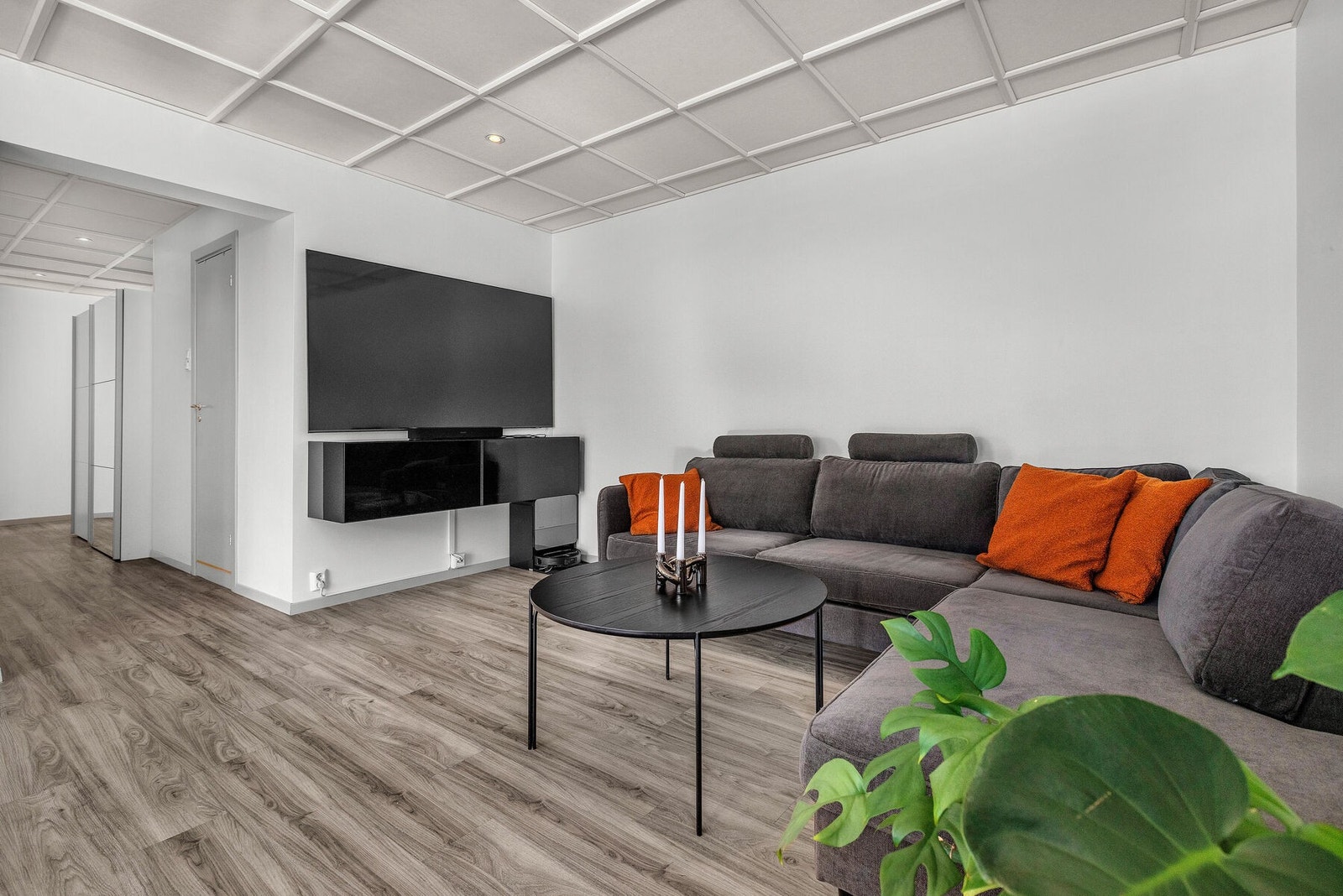 God plass for TV-møblement og en stor sofagruppe. Galleribilde