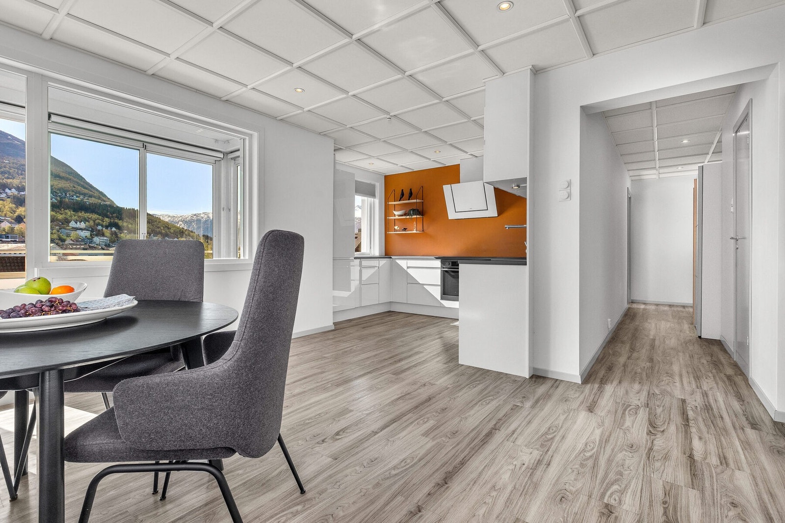 Fra spiseplassen ser man videre inn mot gangen og soverommet. Galleribilde