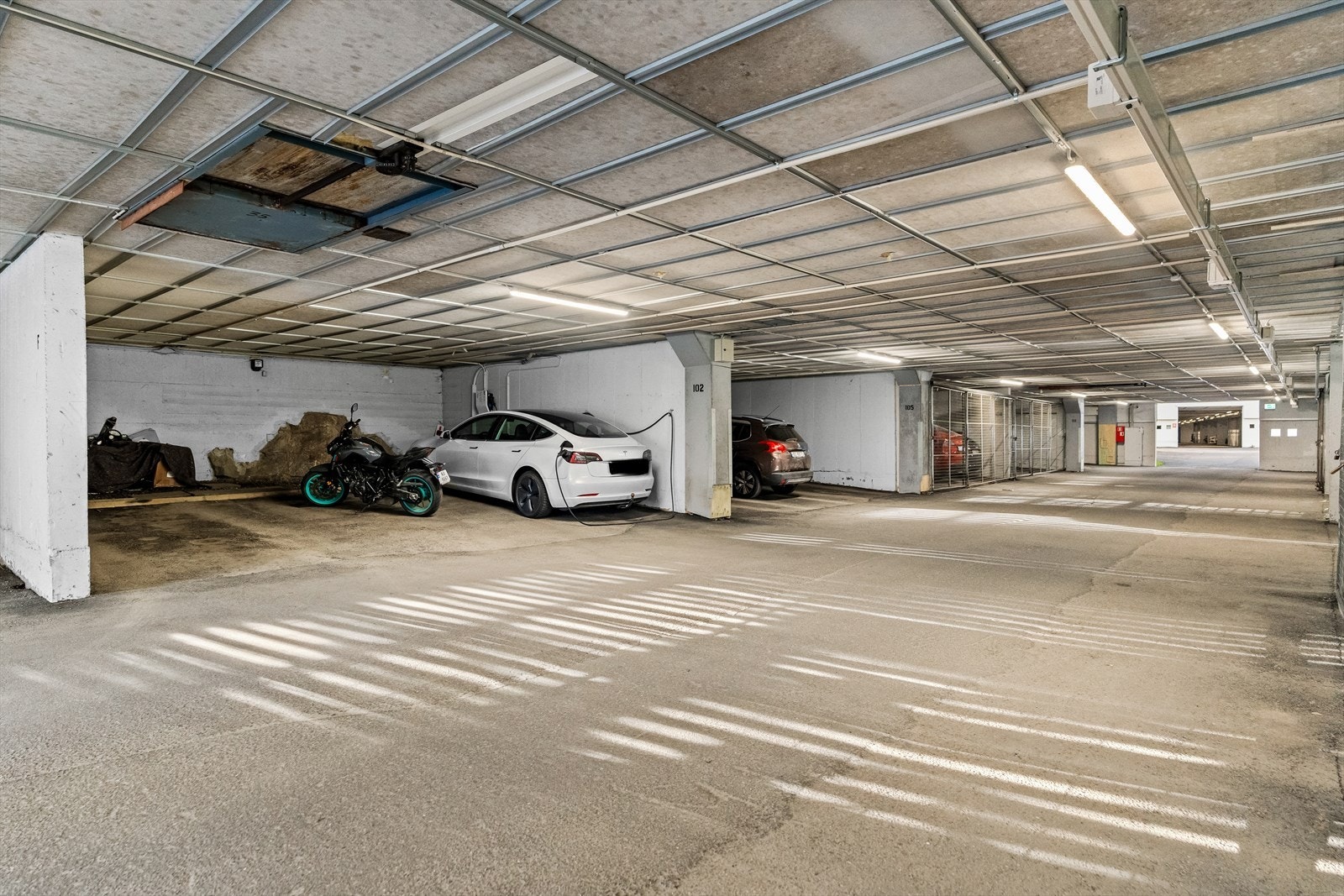 Boligen disponerer en parkeringsplass i felles garasjekjeller Galleribilde