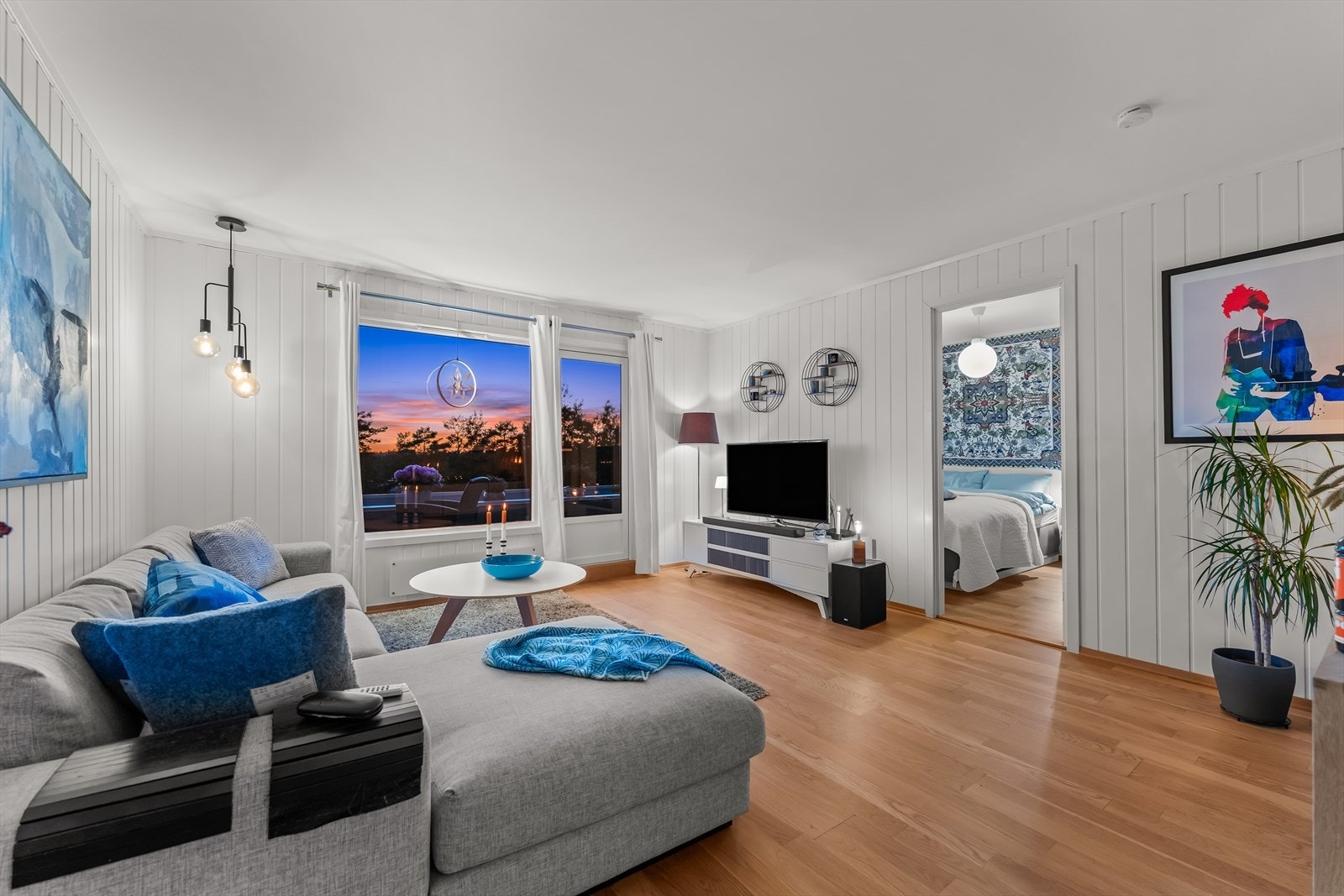 Stuen har mange innredningsmuligheter, samt store vindusflater. Galleribilde