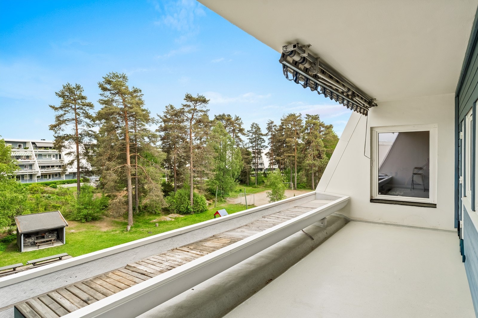 Uteplassen har montert solskjerming, og byr på fint utsyn mot fine fellesområder. Galleribilde
