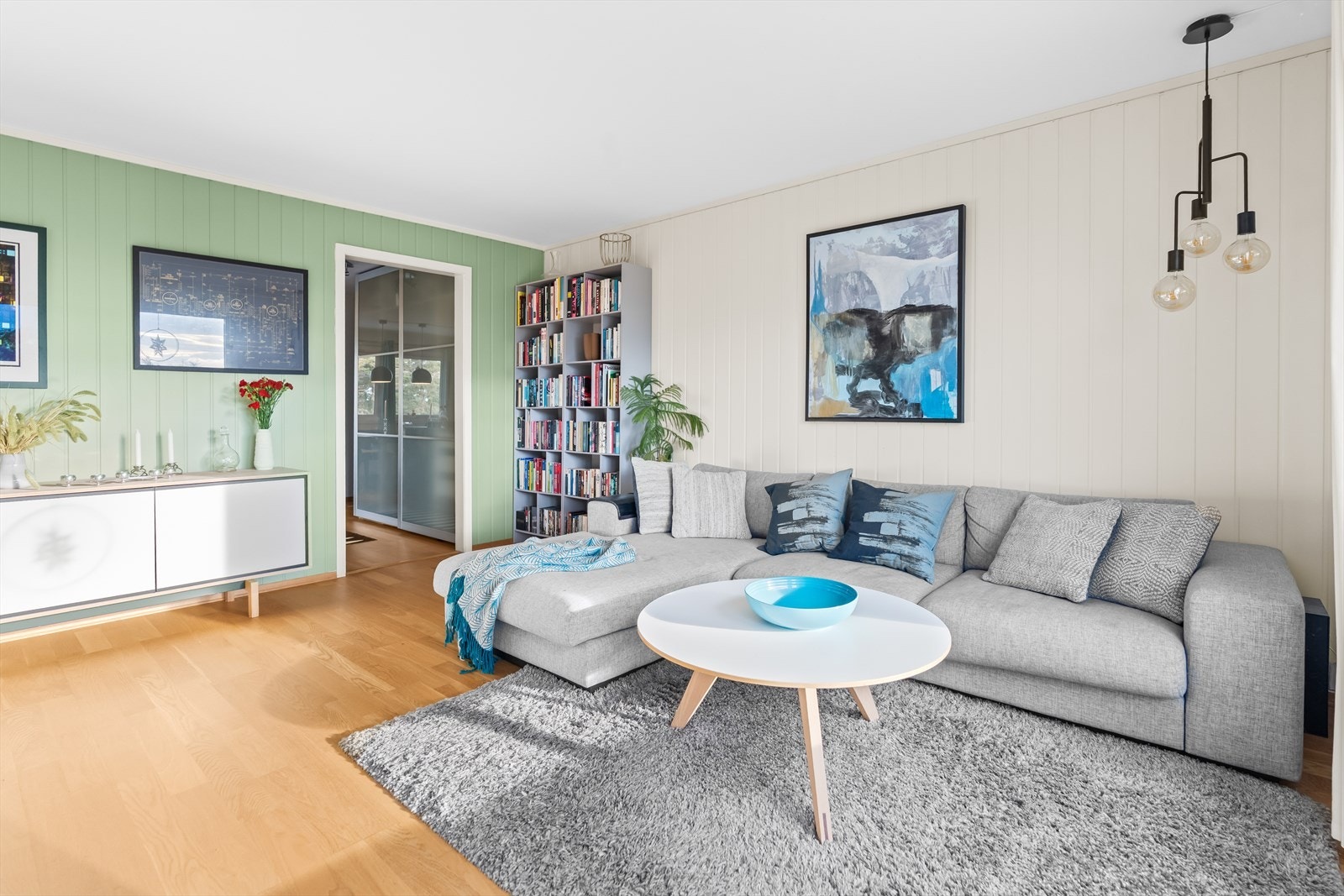 I rommet er det god plass til sofaseksjon, tv-møbel og bokhylle. Galleribilde