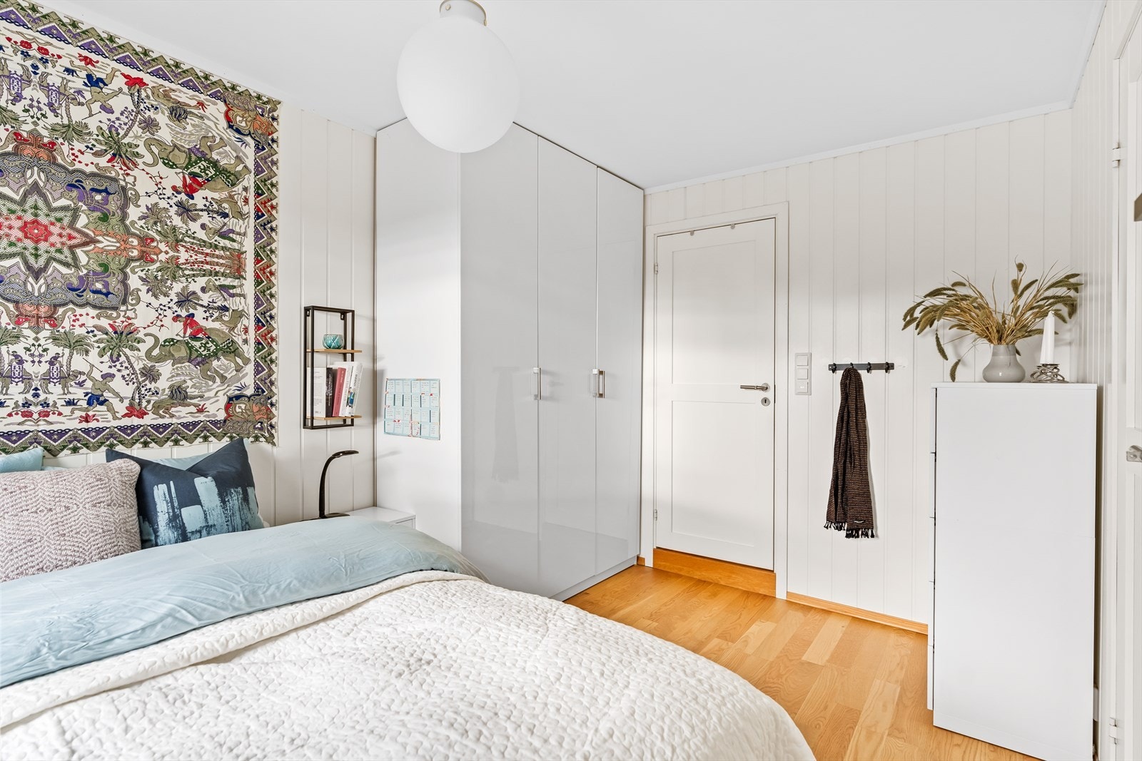 Videre er det plass til garderobeløsning. Galleribilde