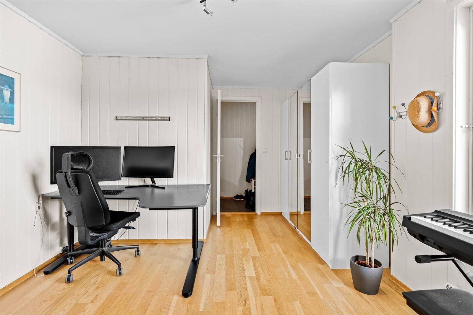 Rommet har plass til seng, nattbord, garderobeløsning og evt. skrivebord. Galleribilde