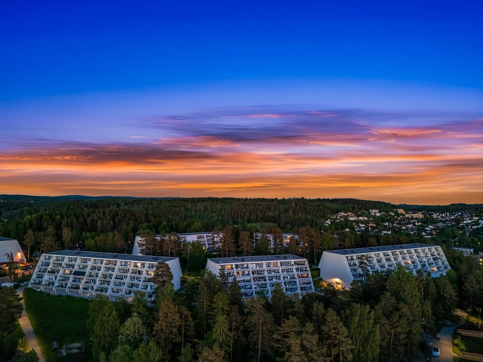 Boligblokkene har en svært fin beliggenhet med umiddelbar nærhet til skog og mark! Galleribilde