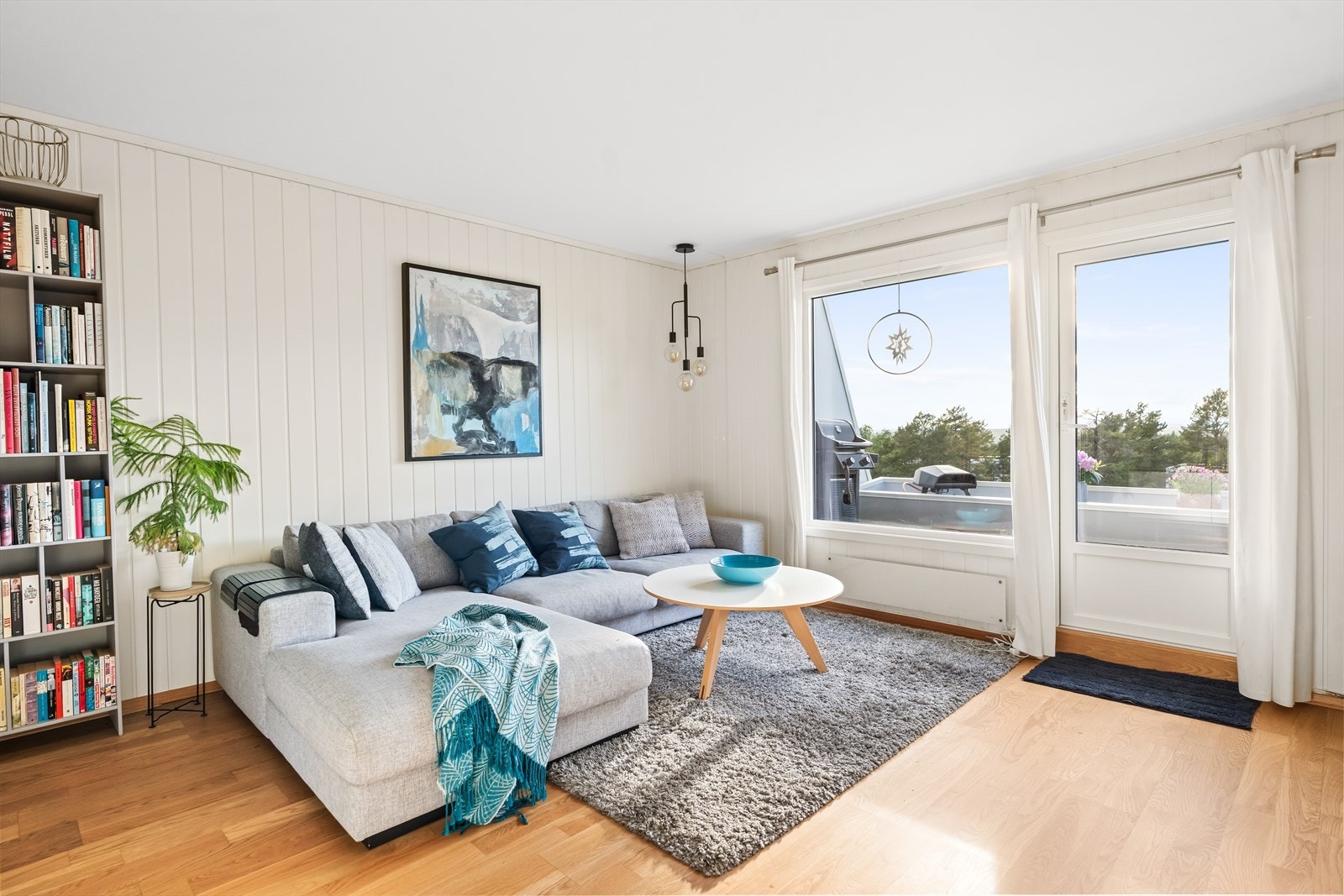 Rommet har mange innredningsmuligheter, samt store vindusflater. Galleribilde