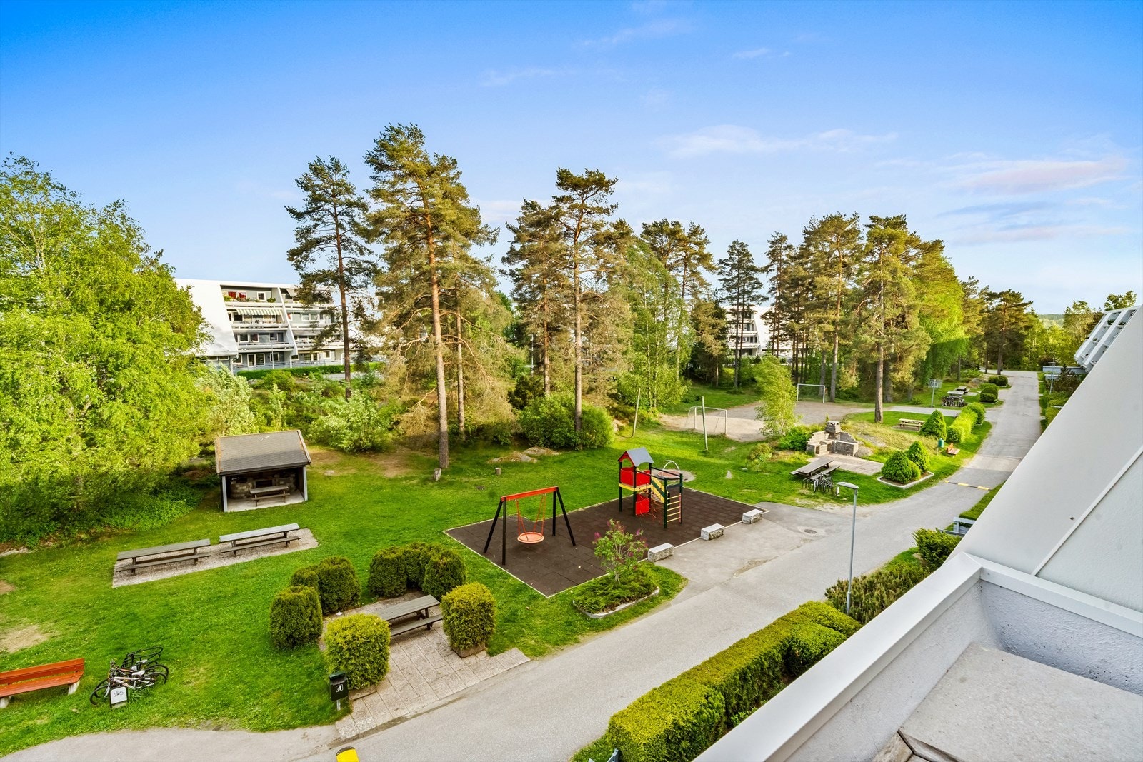 Rett utenfor er det etablert en hyggelig lekeplass. Galleribilde