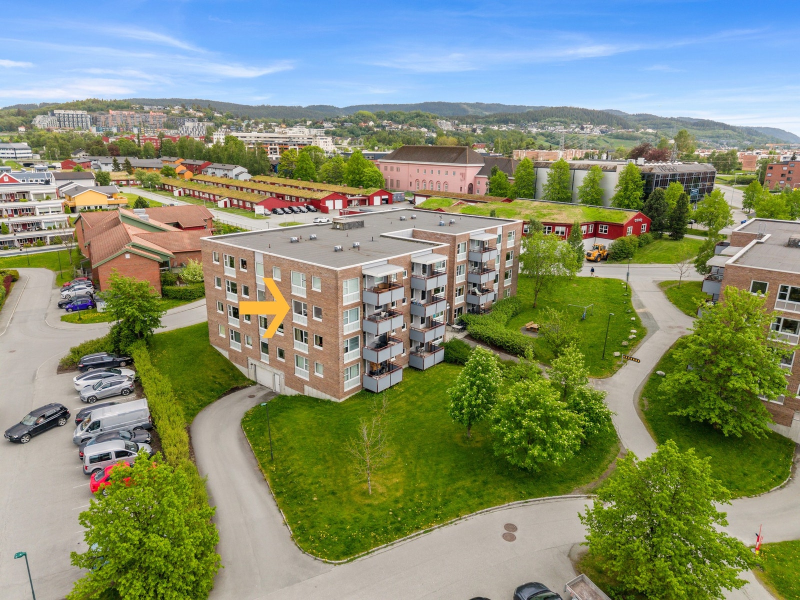 Borettslaget har flotte grønne fellesarealer. Leilighetens beliggenhet er merket med pil. Galleribilde
