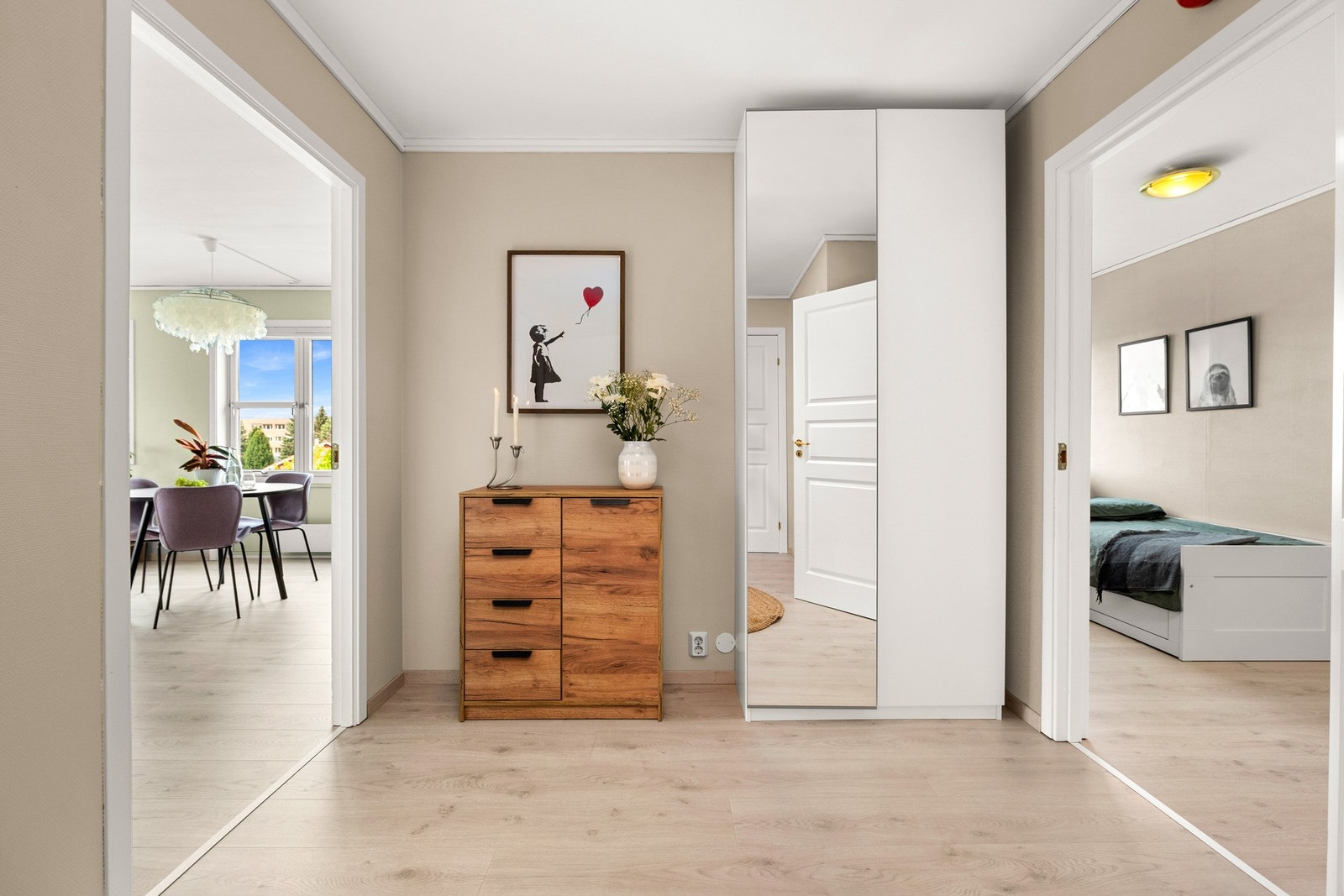 Lys og romslig gang/entrè med god plass til garderobeskap for oppbevaring av yttertøy. Galleribilde