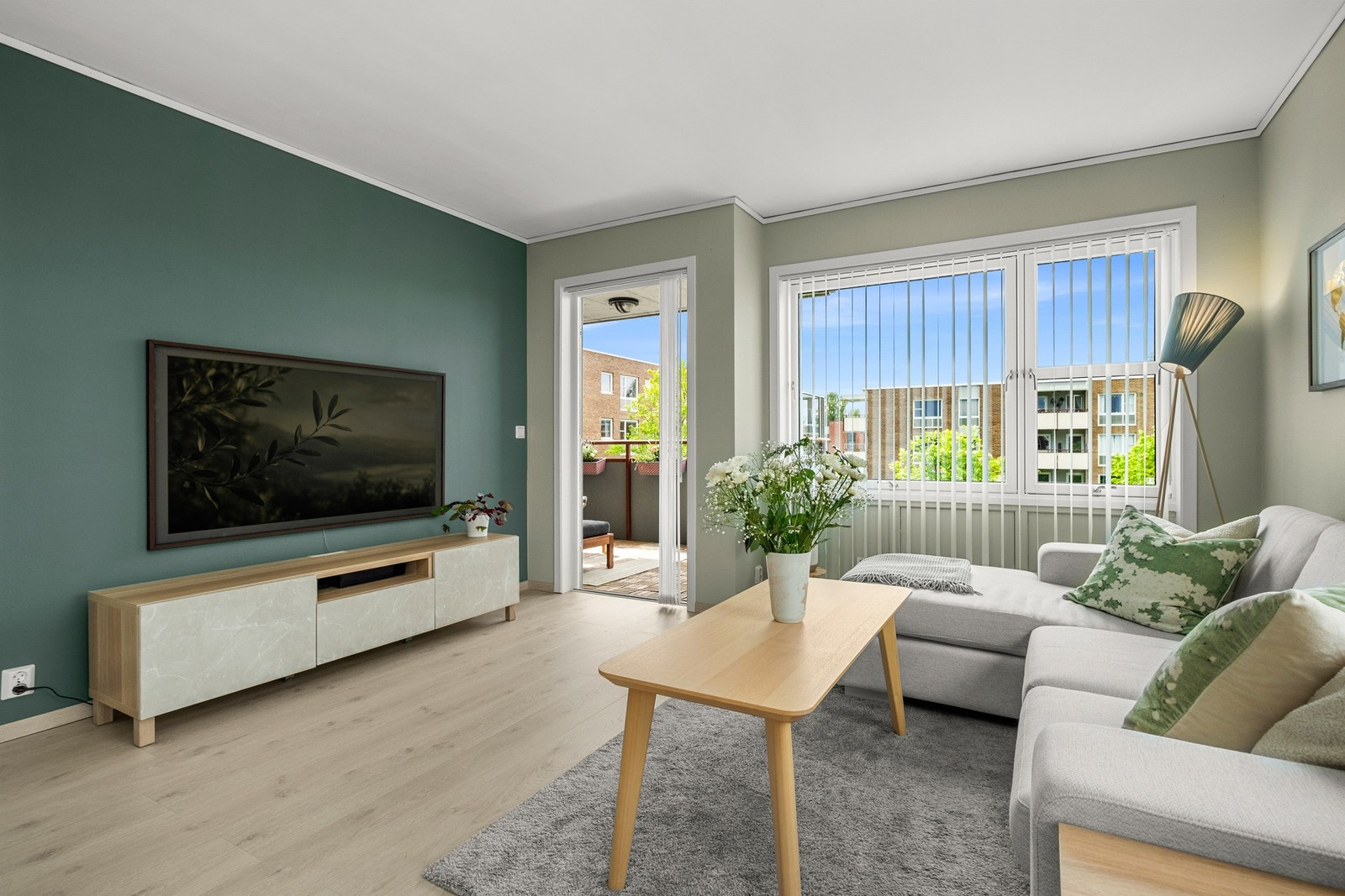 Fra stuen har man utgang til leilighetens flotte balkong. Galleribilde