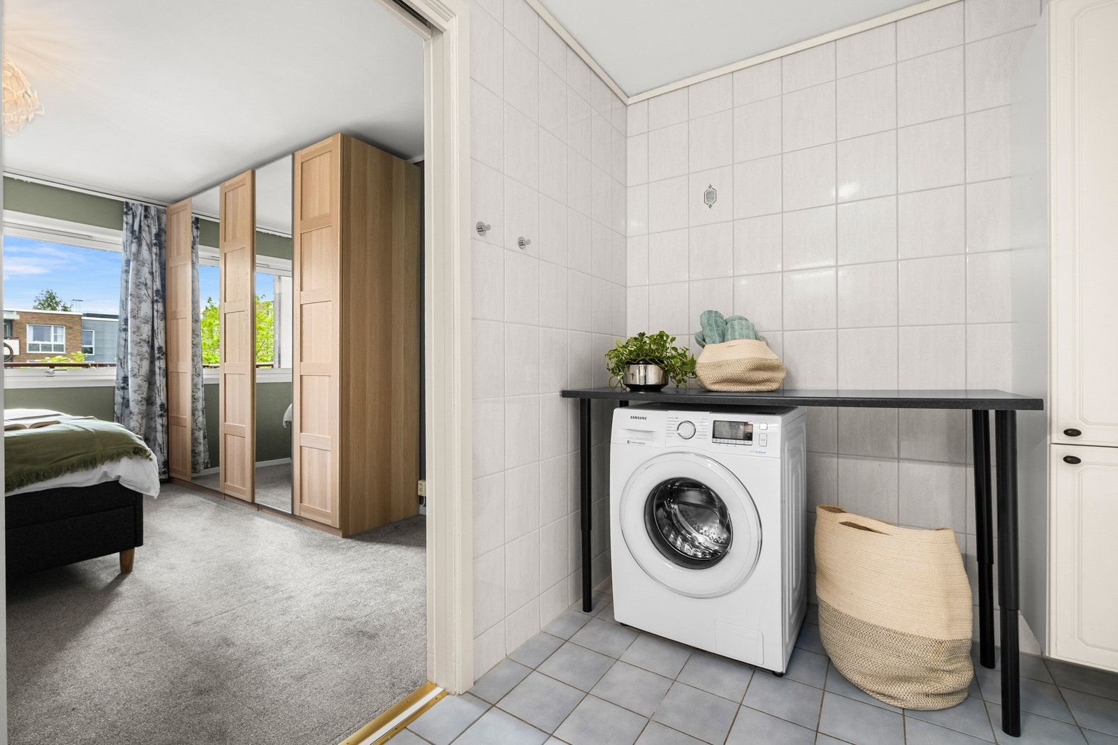 Egen inngang til badet med skyvedør fra hovedsoverommet. Galleribilde
