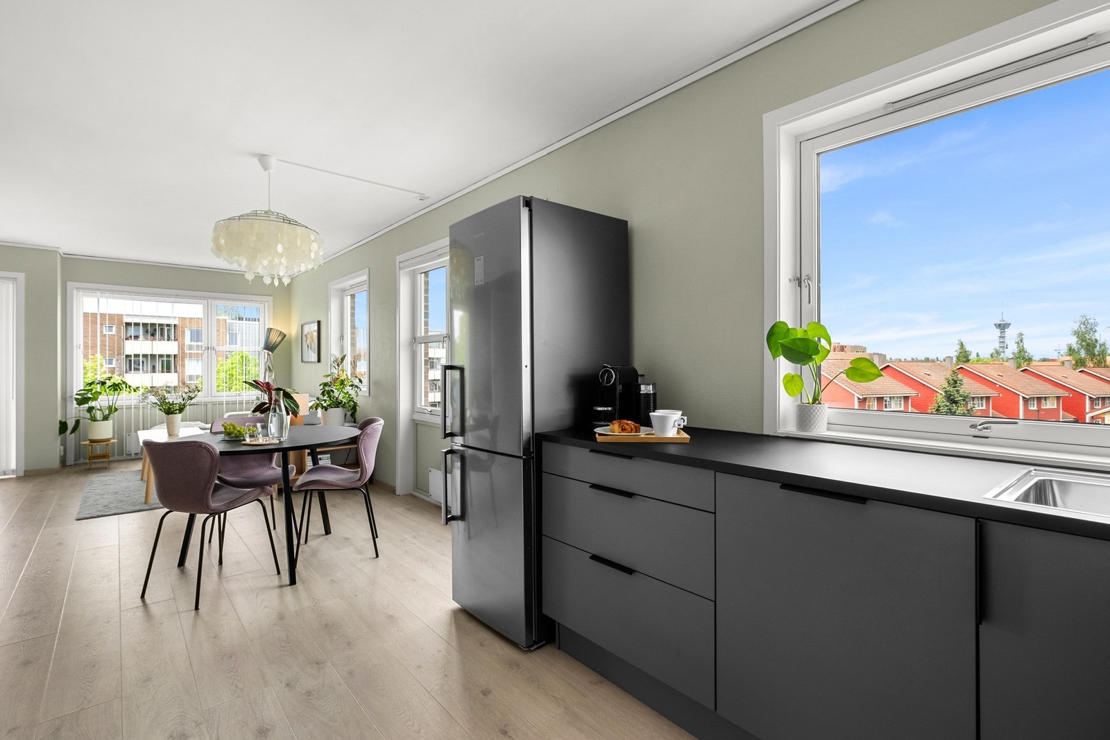 Fantastisk lys inn i leiligheten fra alle de store vindusflatene. Galleribilde
