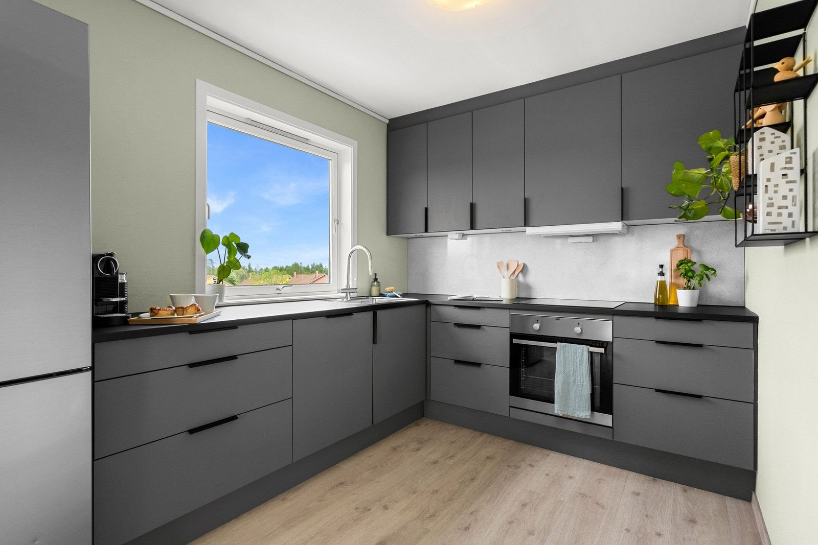 Lekkert Aubo-kjokken fra 2019! Her er det rikelig med skap og benkeplass. Galleribilde