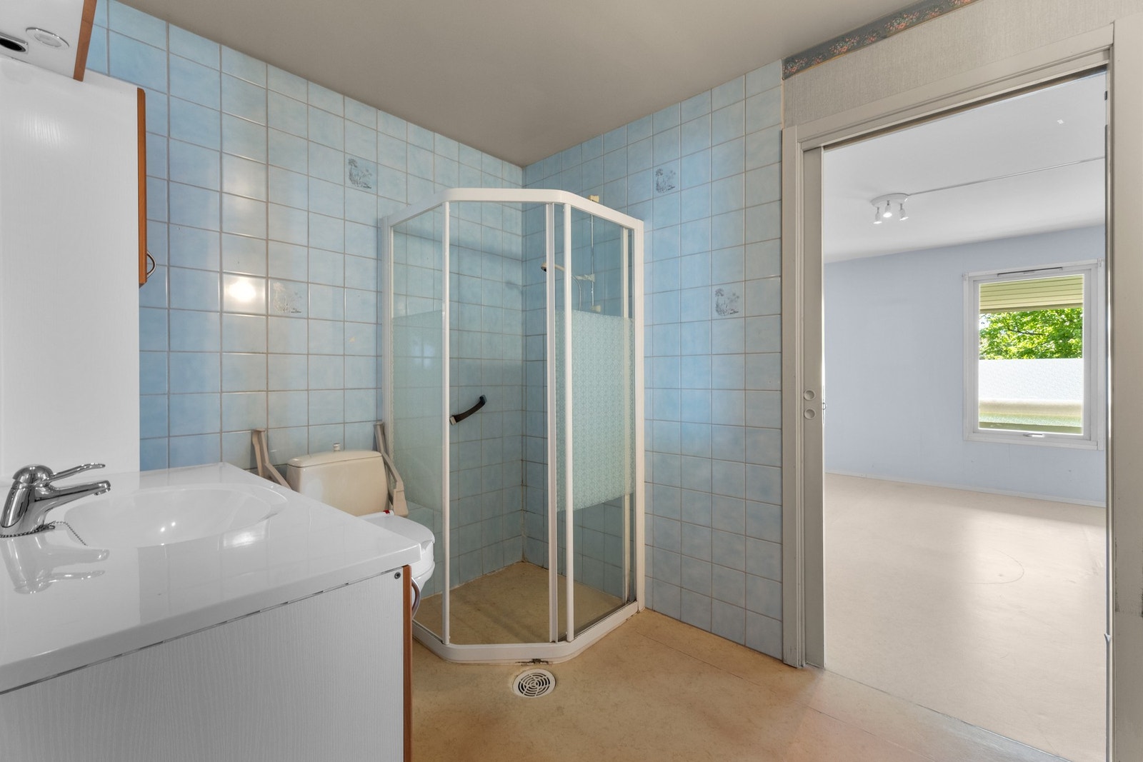 Badet antas å være fra byggeår og må påberegnes rehabilitert. Galleribilde