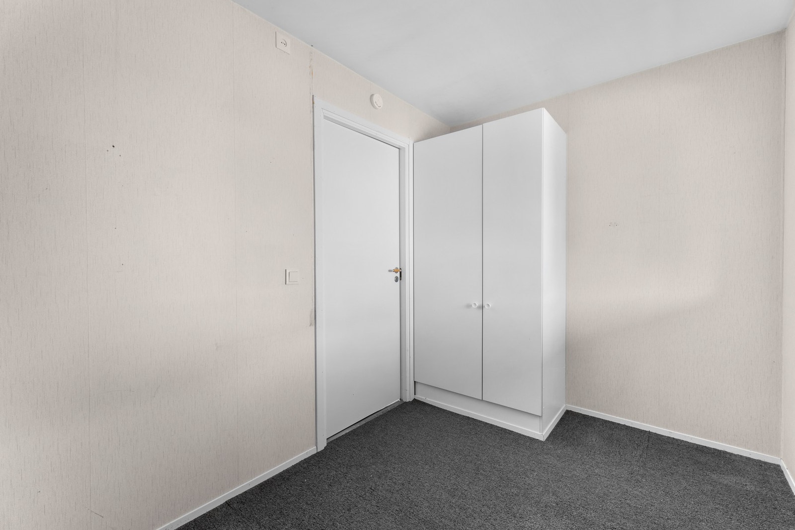 Soverom II passer fint som f.eks. barnerom, gjesterom eller kontor. Soverommet er godt utstyrt med garderobeskap. Galleribilde