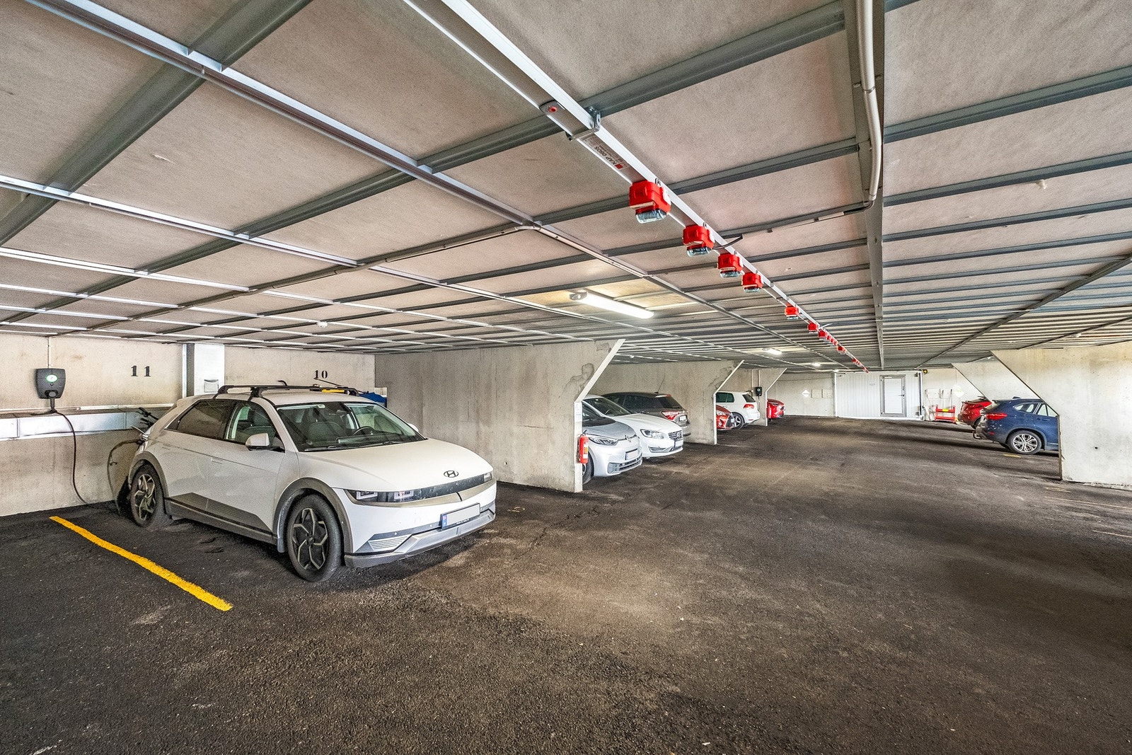 Garasjeplass nr. 10 i felles garasjeanlegg medfølger. Det er infrastruktur for montering av lader. Borettslaget har gjesteparkeringer ved innkjøringen til borettslaget. Galleribilde