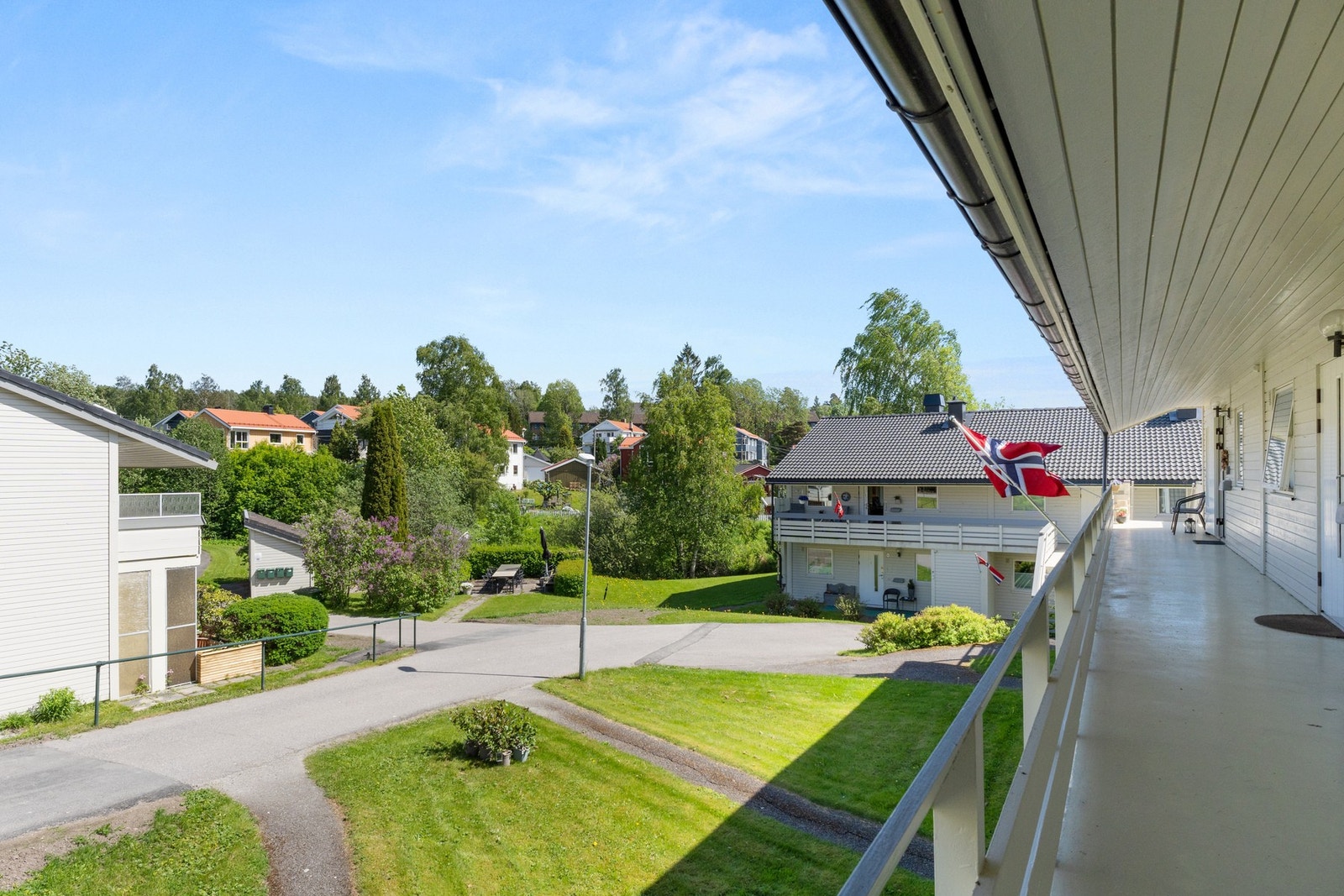 Boligen har en fin intern beliggenhet på enden. Leiligheten ligger i et populært og veletablert boligområde på Oppsal/Ulsrud. Galleribilde