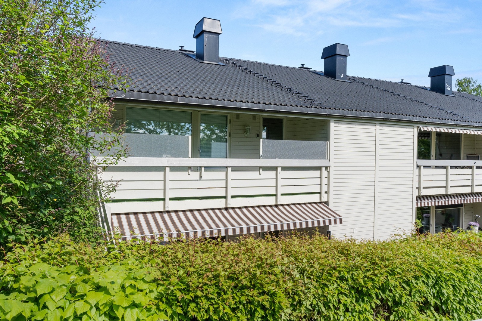 Østmarkveien 17D er en gjennomgående 3-roms seniorleilighet (60 år+), med sydvestvendt balkong. Her bor du i grønne omgivelser, og samtidig med nærhet til det meste. Galleribilde