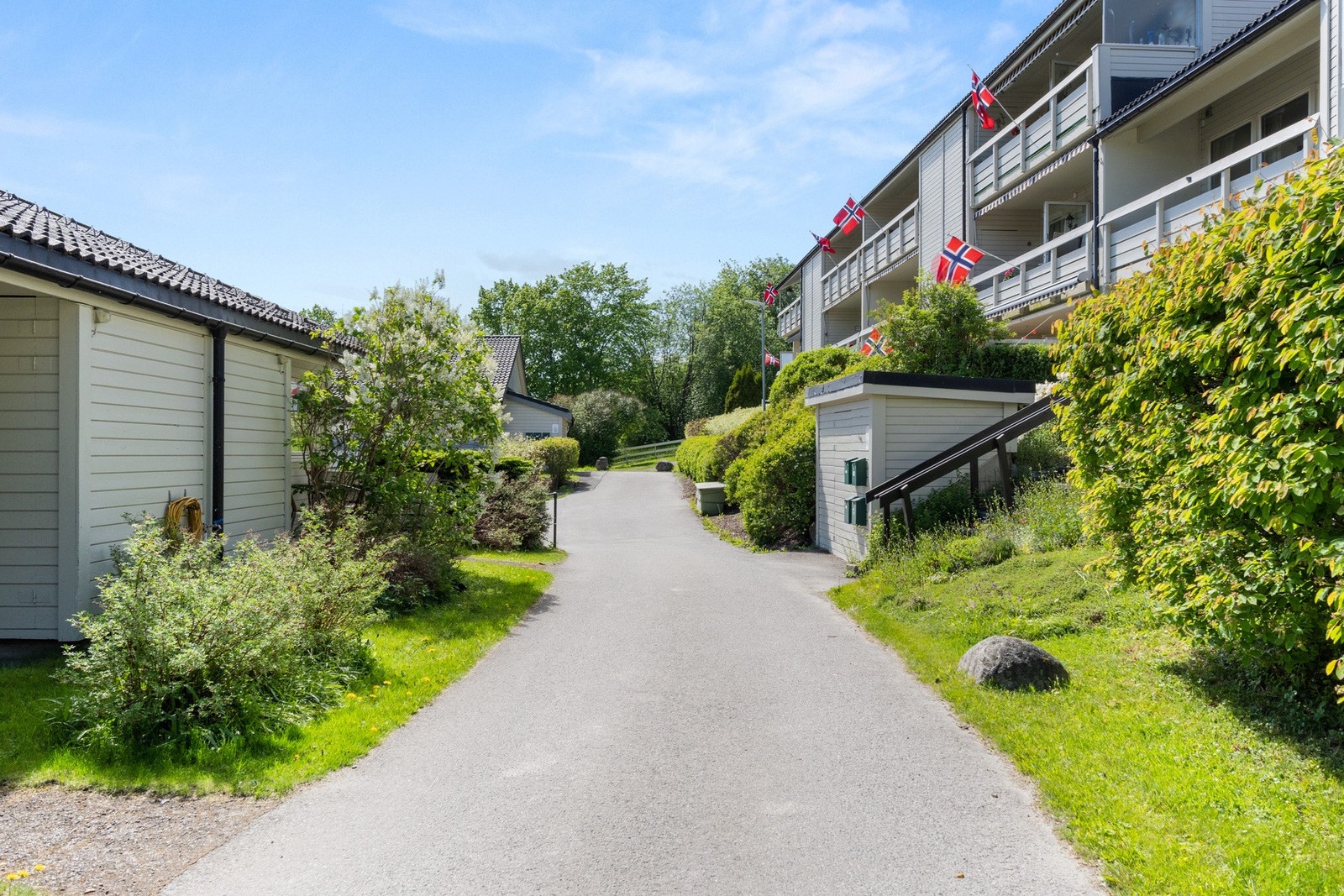 Snørydding og strøing inn til inngangsdøren er inkl. i felleskostnadene. Galleribilde
