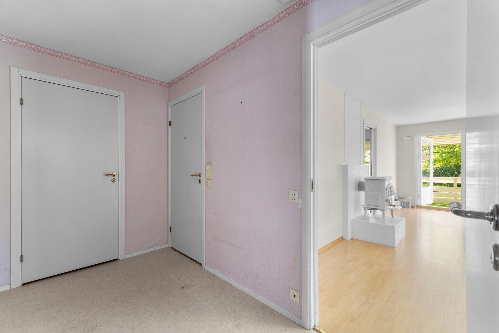 Fra mellomgangen er det adkomst til en praktisk innvendig bod og et lagringsloft. Galleribilde