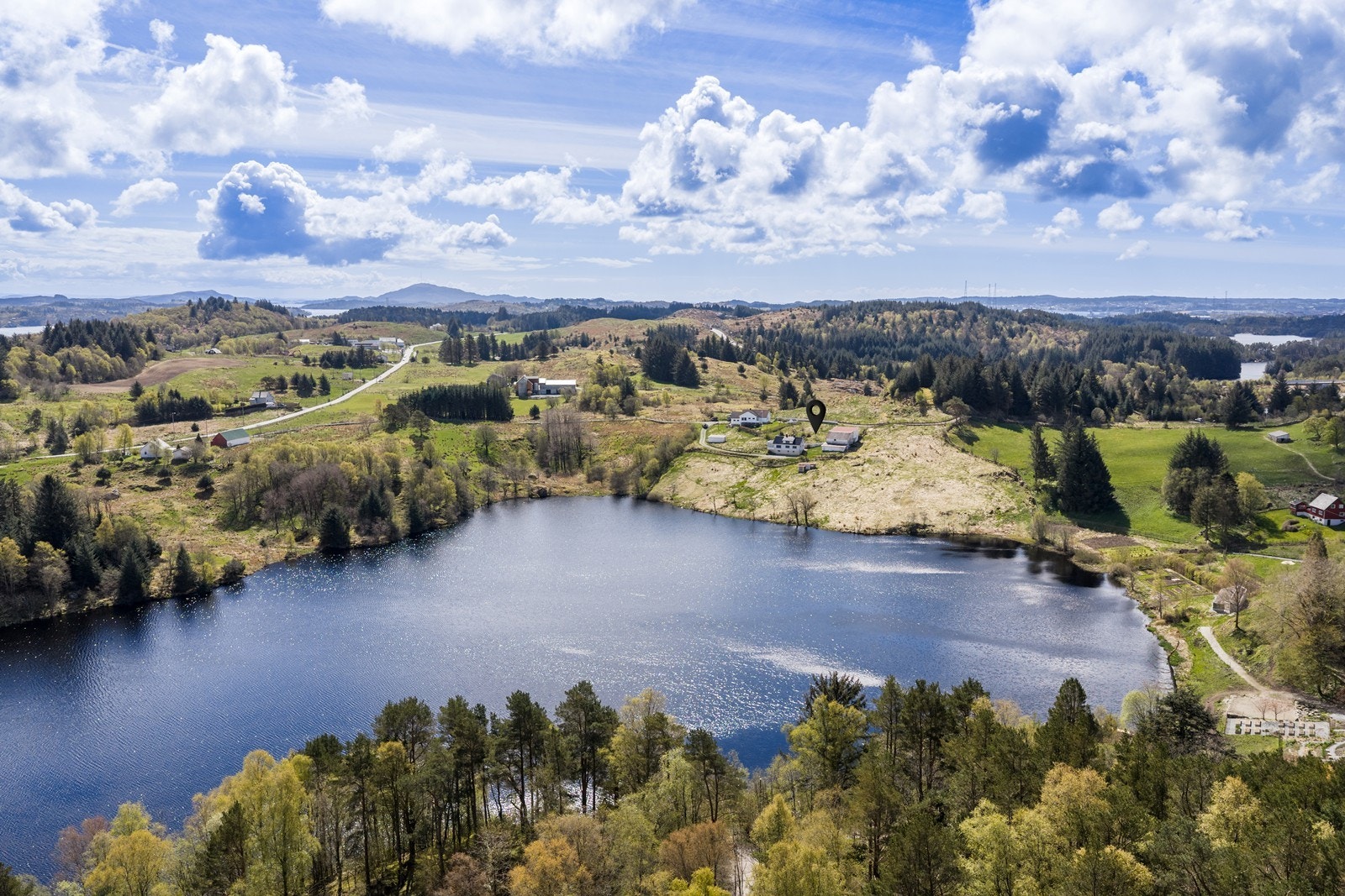 Småbruket har en attraktiv beliggenhet langs Spannavegen i Røyksund på fastlandsdelen av Karmøy. Galleribilde