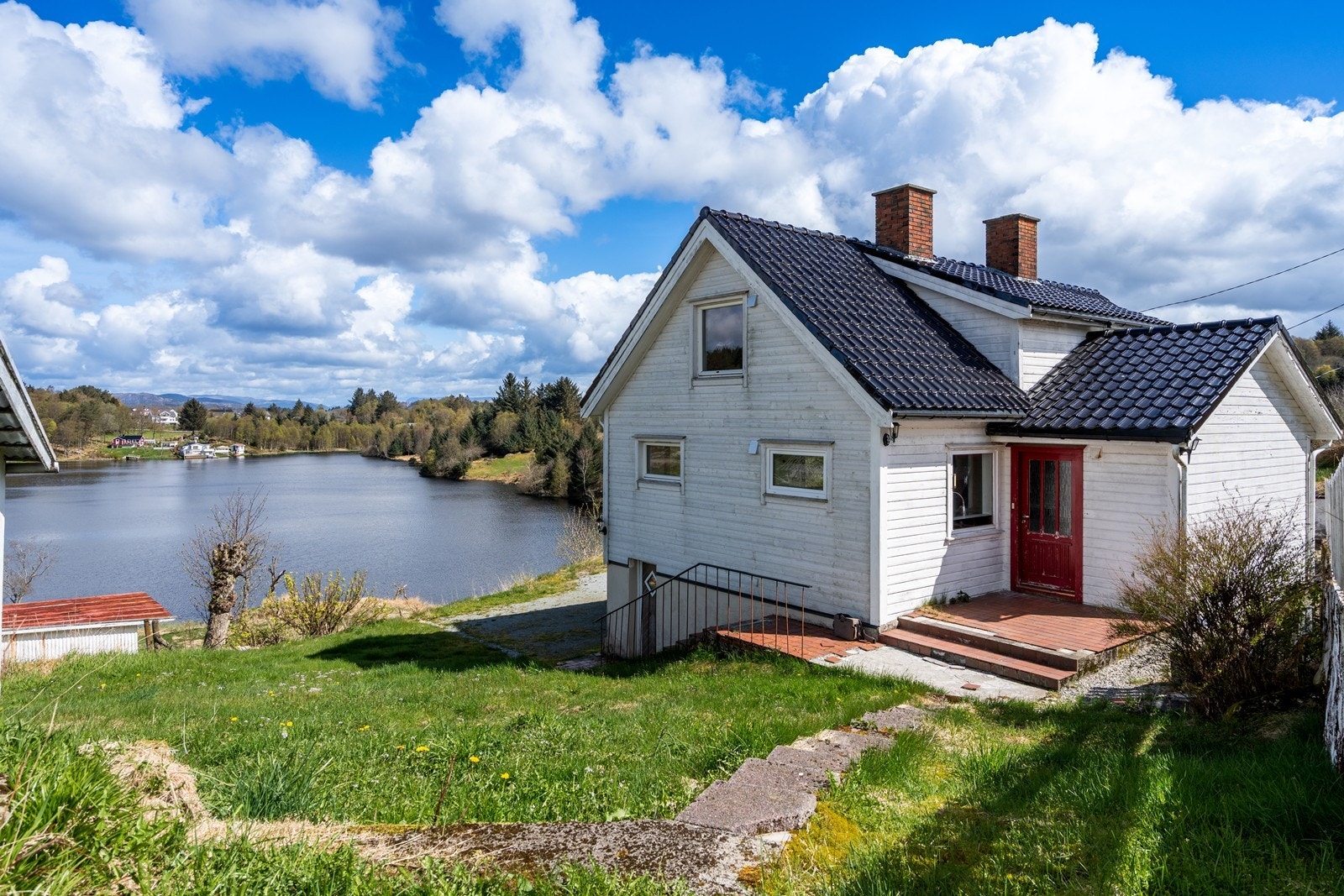Eiendommen har et betydelig tomteareal med gode muligheter for videre utvikling og tilpasning. Galleribilde