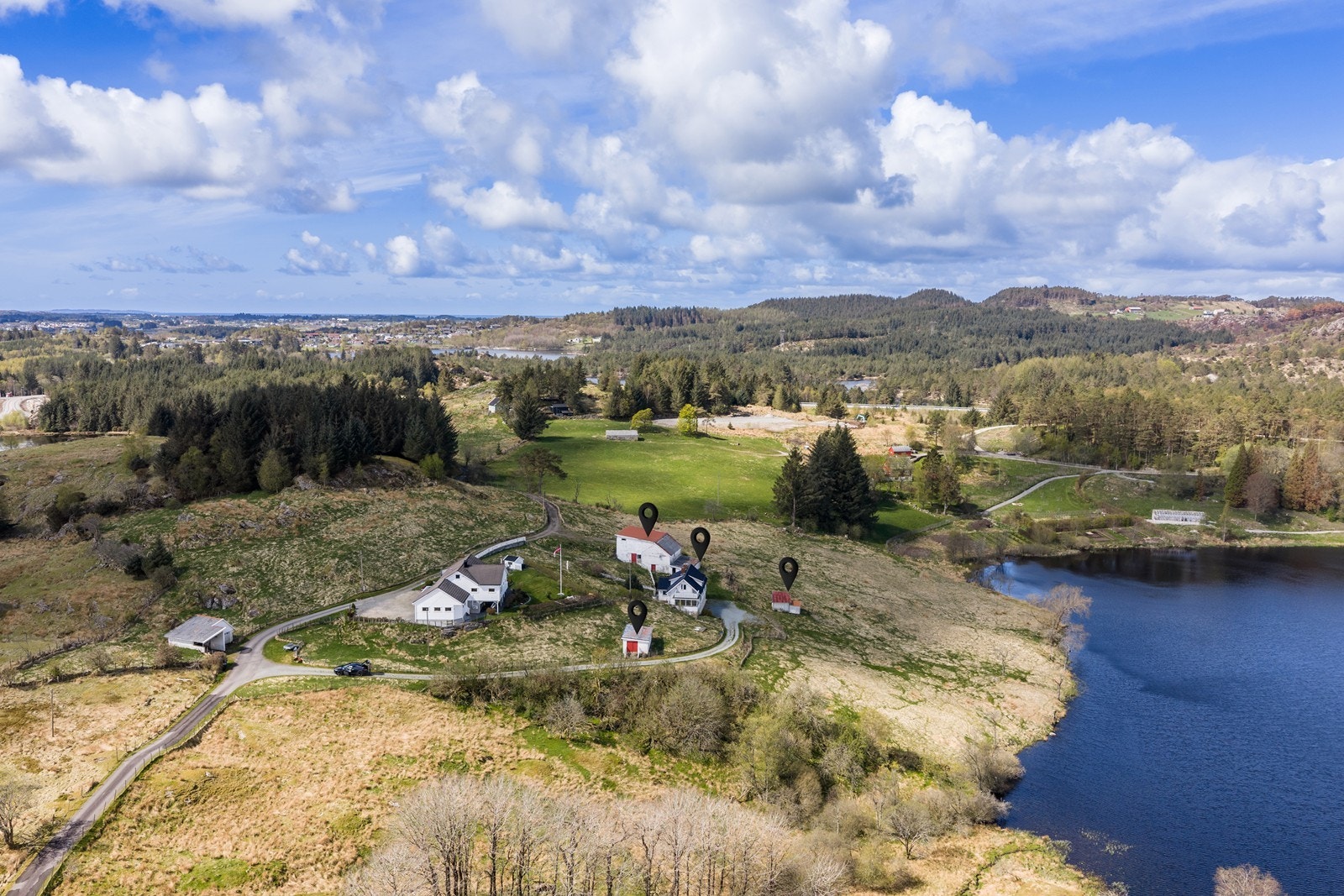 Eiendommen består av tre teiger med et samlet areal på ca. 71 294 kvm Galleribilde