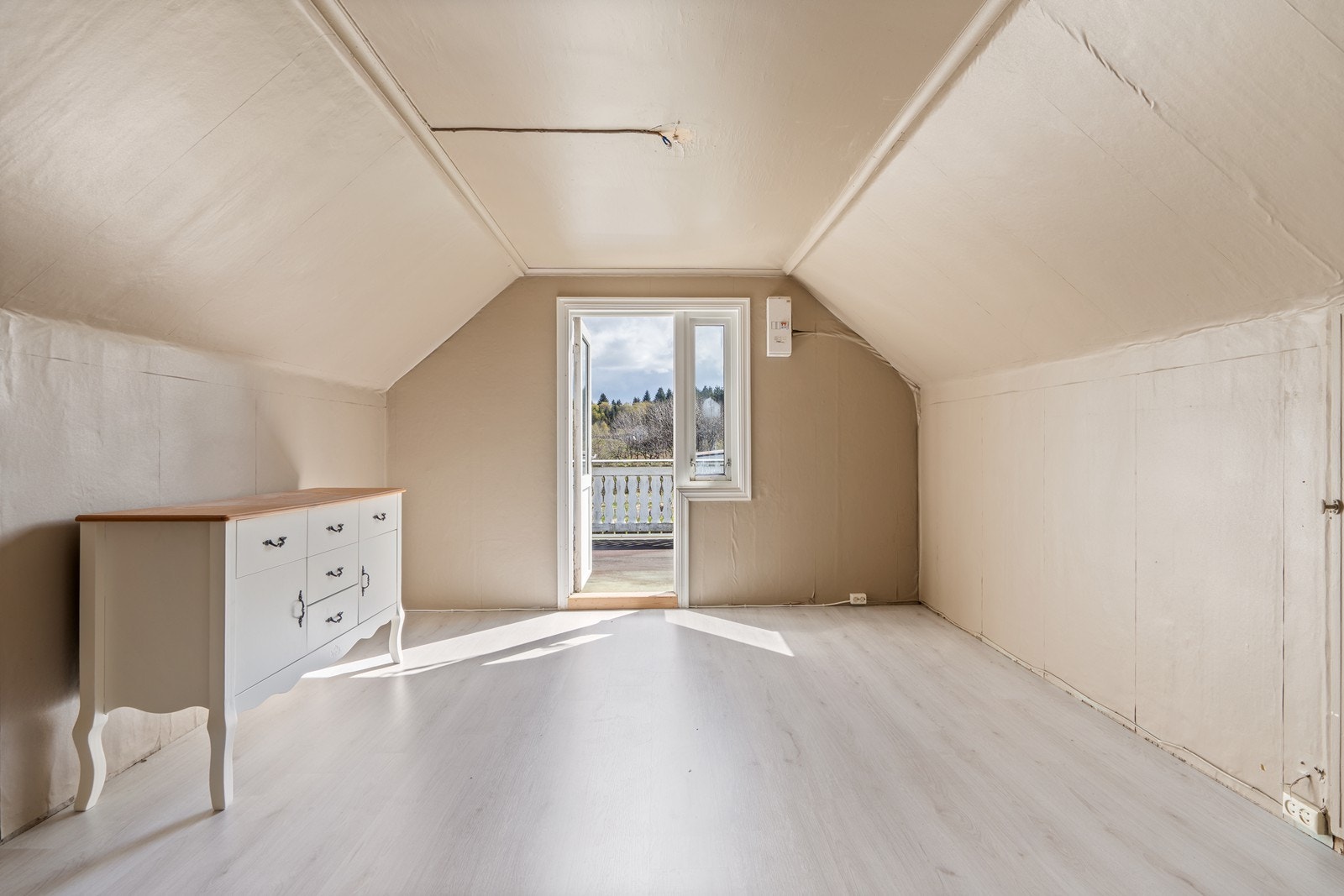 Soverom i loftsetasjen med utgang til balkong. Galleribilde