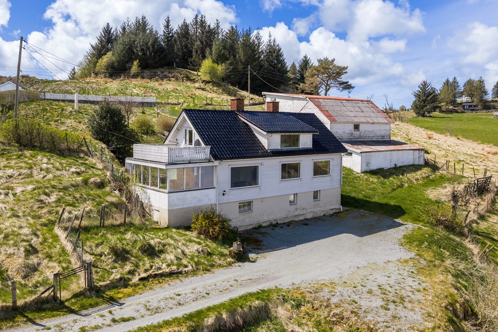 Våningshus oppført med underetasje, 1. etasje og loft. Galleribilde