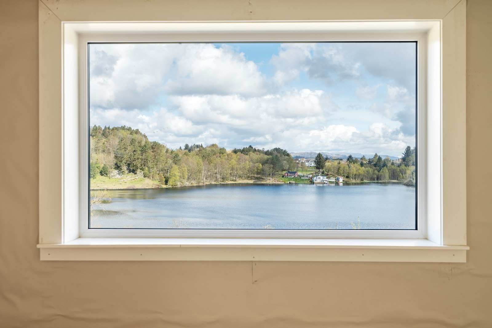 Flott utsikt mot landlige omgivelser fra stuen. Galleribilde