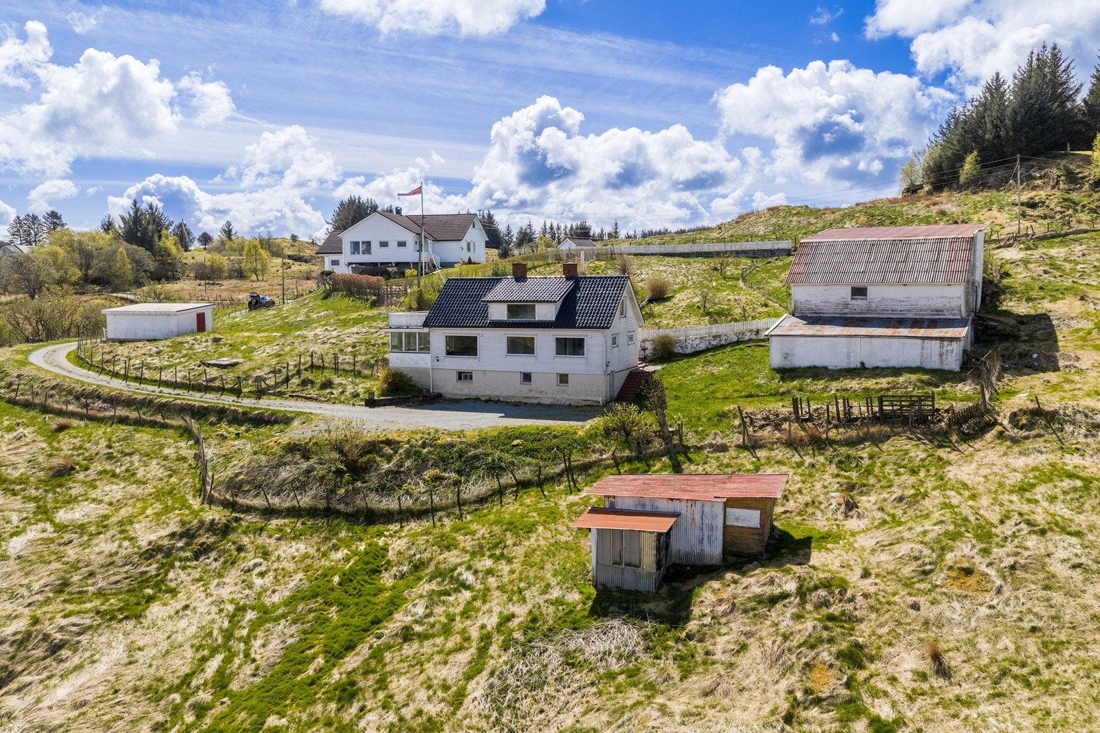 Velkommen til Spannavegen 803 - en landlig og idyllisk eiendom med strandlinje ned til vakre Rabbavatnet! Galleribilde