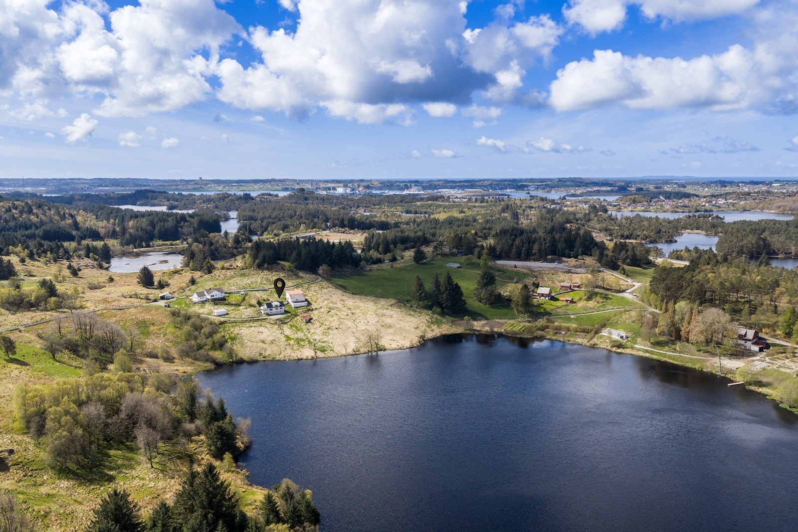 Eiendommen ligger i nærheten av flotte turområder med gode muligheter for friluftsliv, samt flere fiskevann i nærområdet. Her får man en landlig og rolig beliggenhet samtidig som man har kort vei til sentrale servicetilbud. Galleribilde