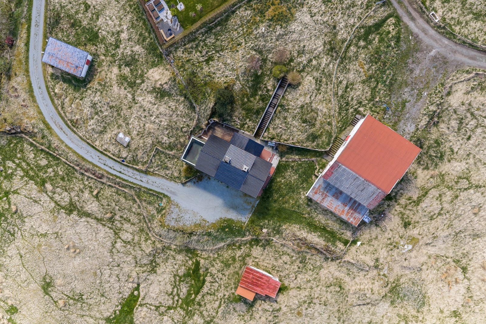 Tomtearealet rundt eneboligen er opparbeidet med plen, hekker og trær. Eiendommen har gruset gårdstun med gode oppstillingsmuligheter. Galleribilde