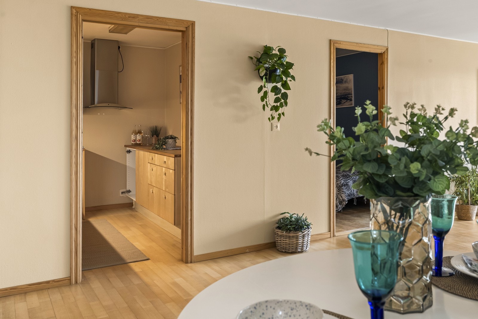 Leiligheten har en gjennomgående planløsning med parkett på gulv, med unntak av badet og boden. Galleribilde