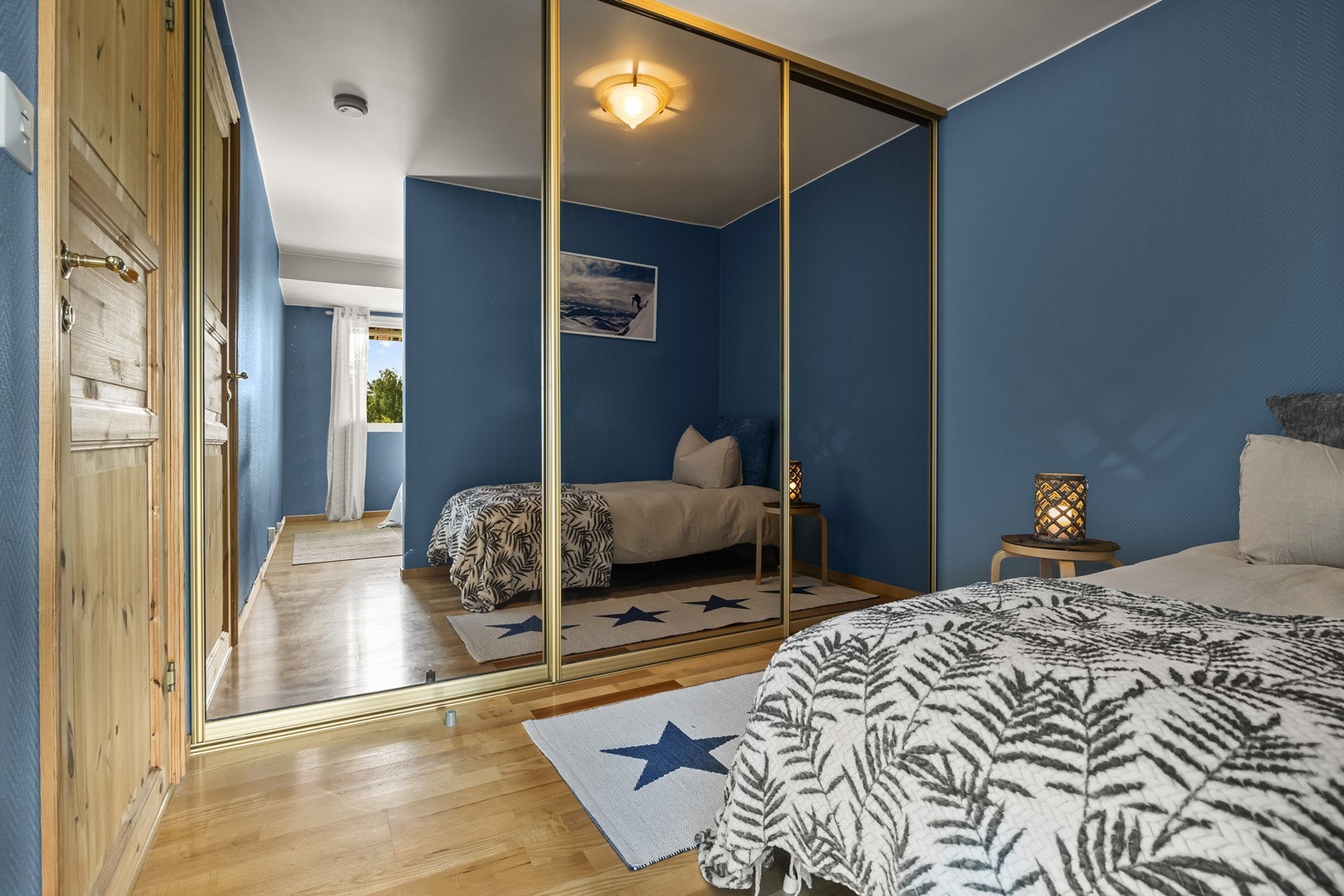 Skyvedørsgarderobe med speilfronter gir rikelig med oppbevaringsplass. Galleribilde