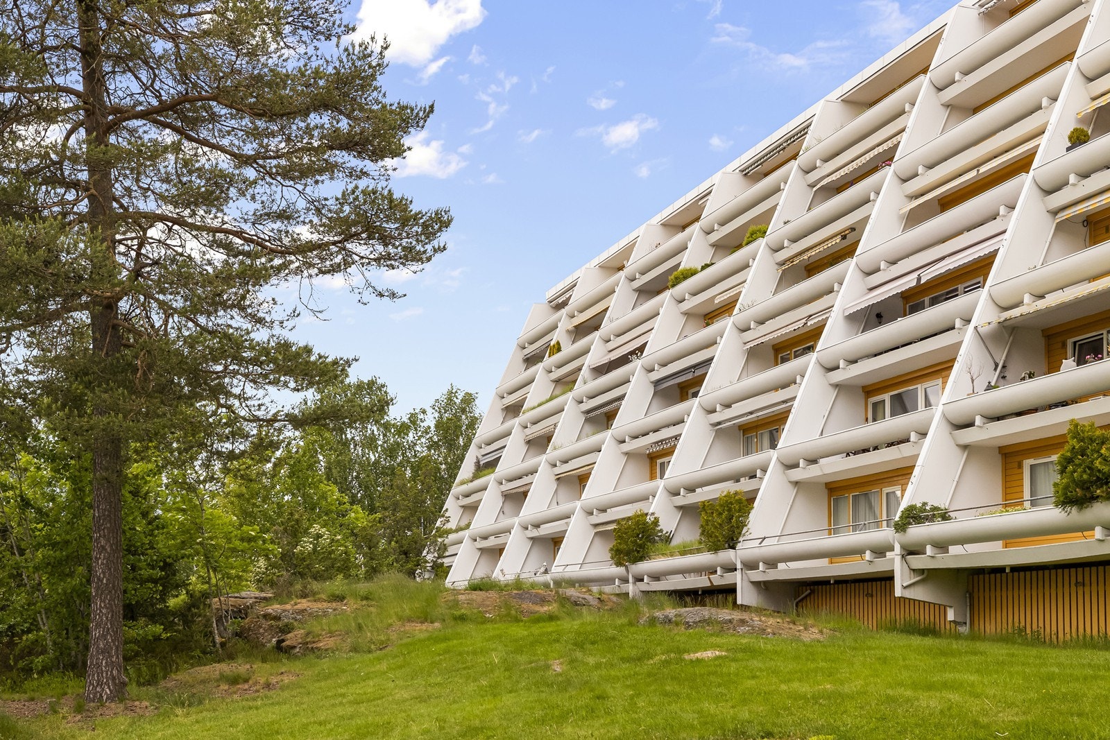 Bygget er fra 1975 og ligger i et etablert og populært boligområde på Vevelstadåsen. Galleribilde