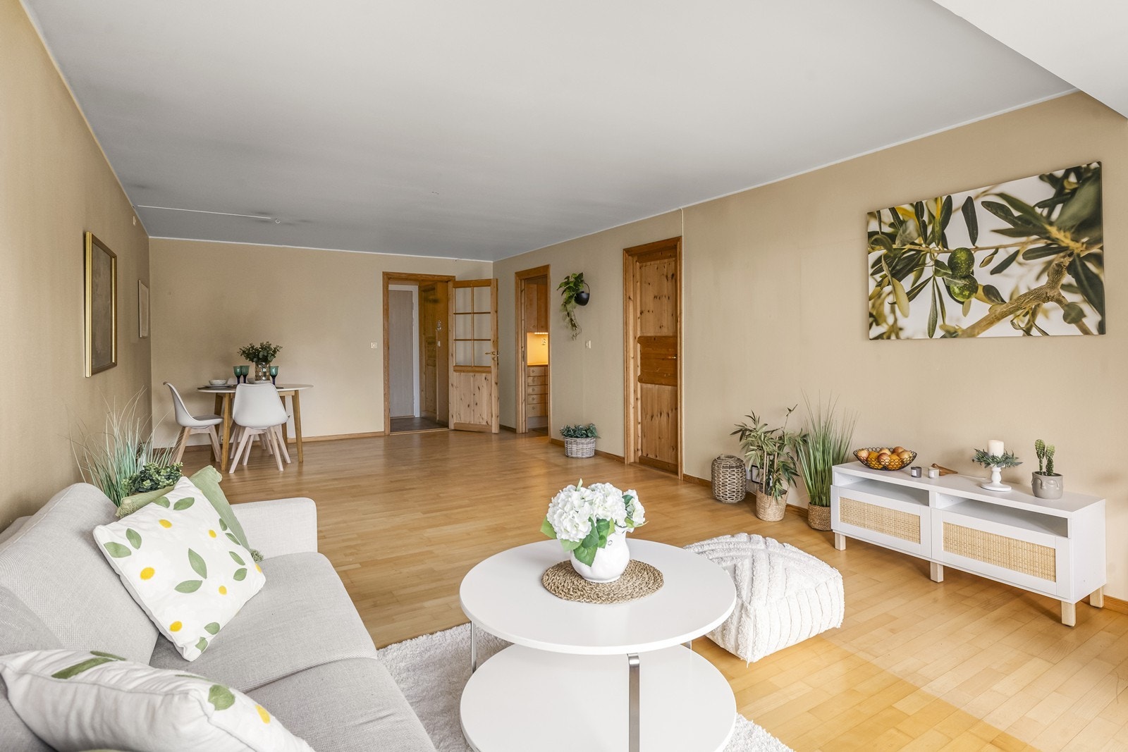 Stuen er romslig og gir god plass til både sofagruppe og spisebord. Galleribilde