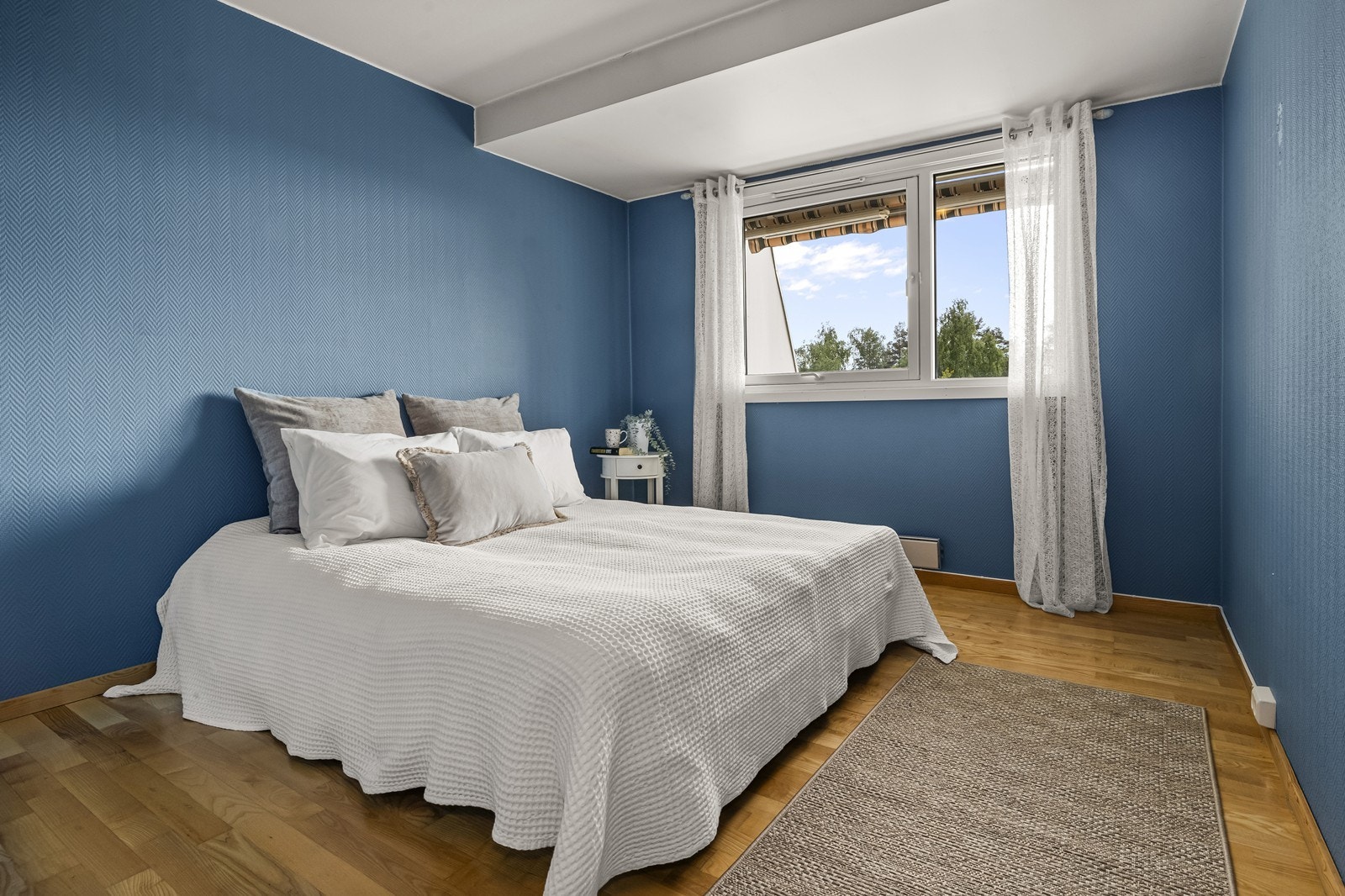 Soverommet er romslig og har en praktisk inndeling med plass til både seng og en romslik walk-in garderobeløsning. Galleribilde
