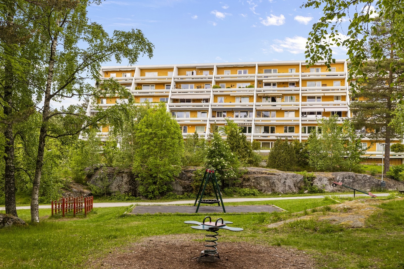 Området er preget av grønne fellesarealer og lekeplasser mellom blokkbebyggelsen. Disse er organisert som et felles Grendelag. Galleribilde