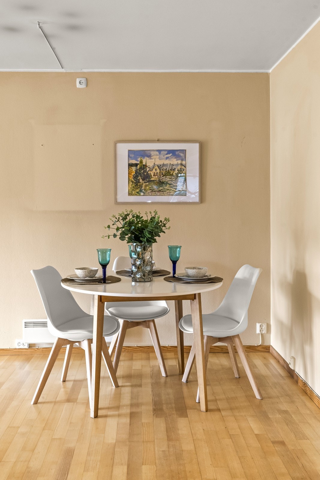 Spiseplassen har en naturlig plassering i stuen, i nærheten av kjøkkenet. Galleribilde