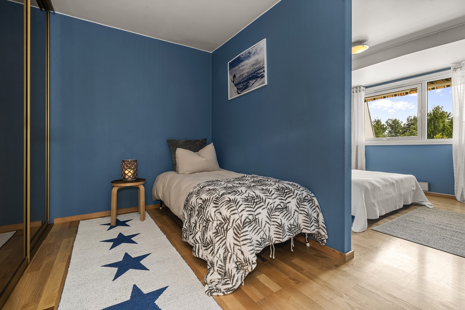 Walk-in closet med plass til en gjesteseng, eller et kontor. Galleribilde