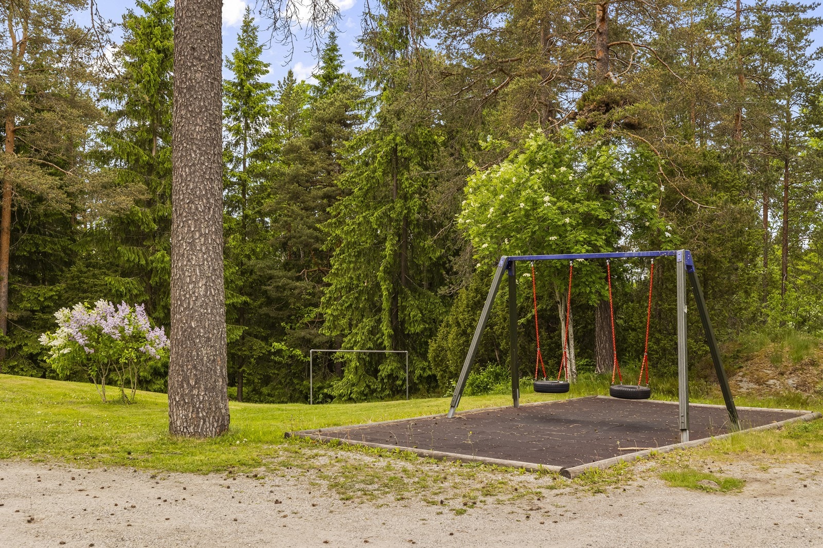 Kort gangavstand til Vevelstadåsen skole og barnehage, kun et par minutters gange unna. Galleribilde